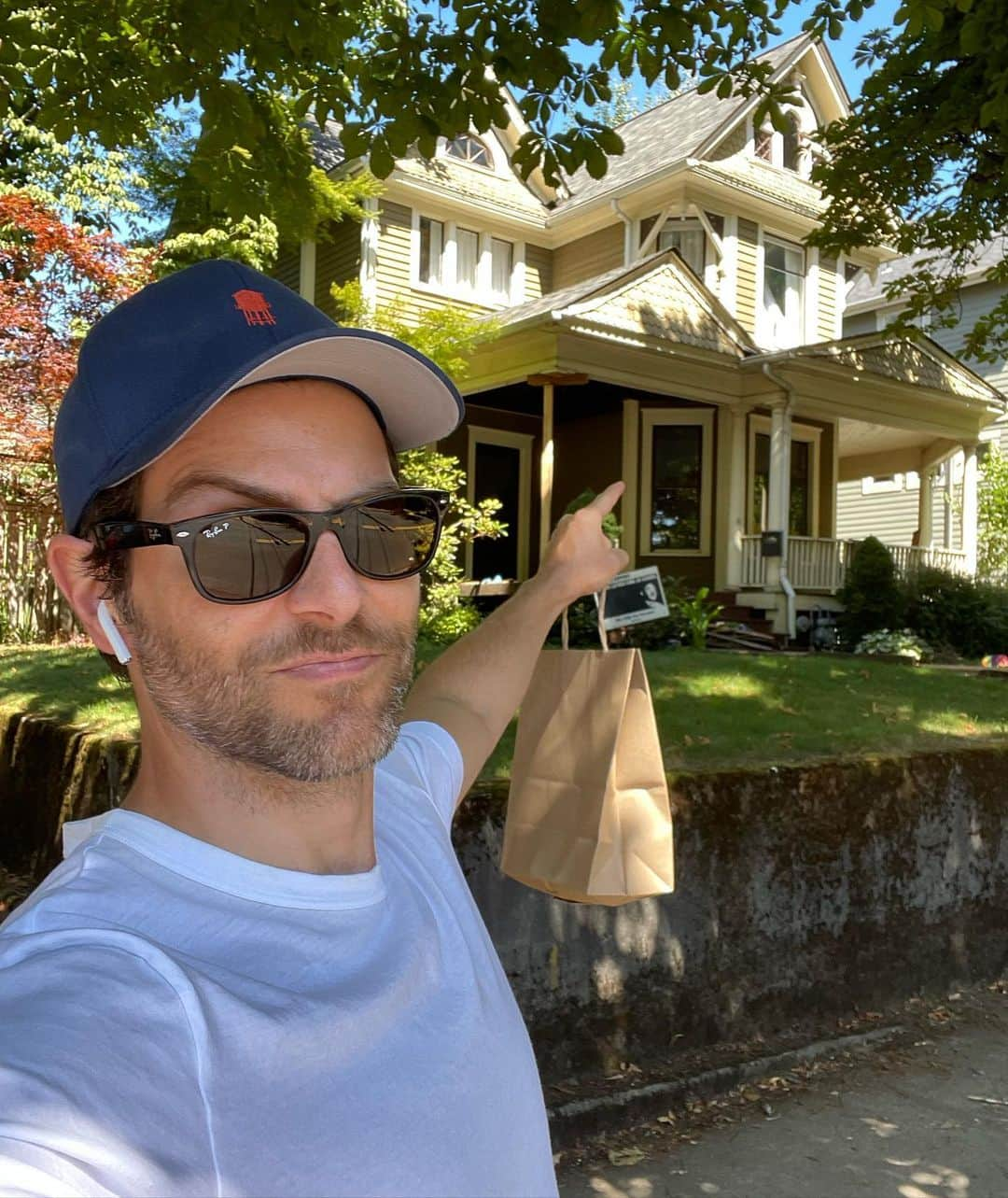 デヴィッド・ジュントーリのインスタグラム：「Happened by Nick & Juliette’s old place during a brief espresso stop in Portland.   @nbcgrimm #grimm #caniuseyourbathroom @proudmaryusa」