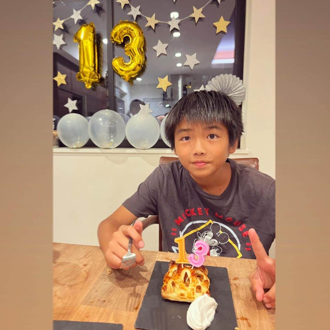 松木里菜のインスタグラム：「.｡･*. 今日は楓の誕生日🎂  パパは出張でいないので4人で軽めにお祝いしました🥰  誕生日ケーキは相変わらずママの手作り希望な 可愛いヤツ🥧❤️  面談では、中学生では稀に見る素直さを褒められ😂✨ このまま成長して欲しいような もう少し精神的に成長してほしいような…母は複雑🙄笑  #誕生日 #13歳 #長男  #私がママになった日 #ありがとう」