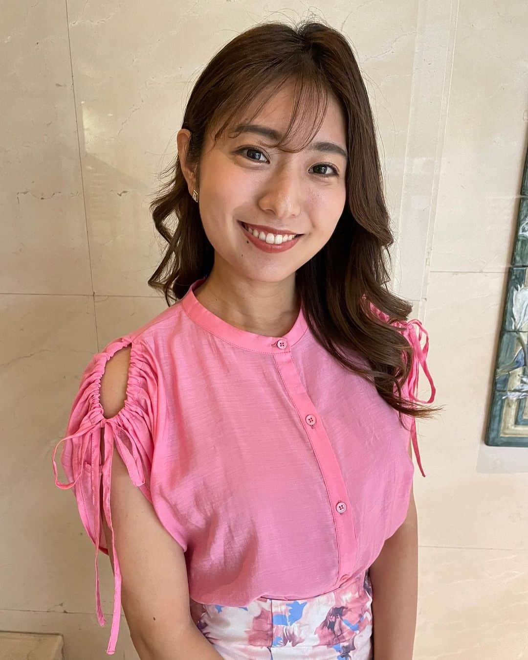 のインスタグラム：「👗 . #東京インフォメーション #衣装 ちょっと青みのあるピンクも 似合うと言っていただけるお色です💗」