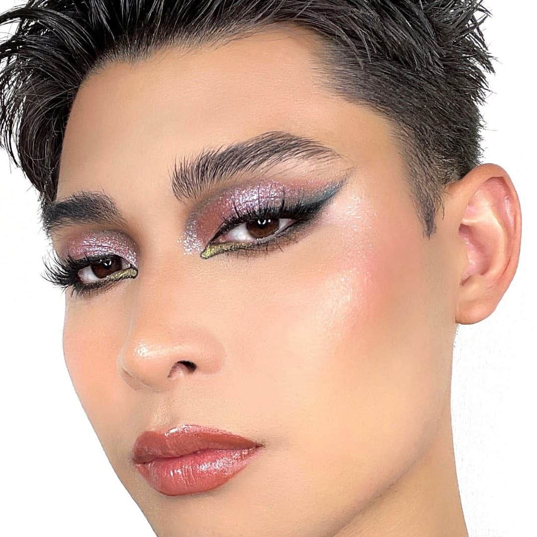 M∙A∙C Cosmetics Japanのインスタグラム：「宇宙のようにアイシャドウとハイライトが煌めく#GALAXYGLOW ルックがトレンドイン🌌ポイントで取り入れて、目元と頬を魅惑的に輝かせて✨#MACTrend  ＜ルック使用製品＞ ＊EYES ・スモール アイシャドウ × 4: エネルギッシュ -オルブ (眉下) -コルク (アイホール) -スターリー ナイト (アイホール) -エスプレッソ (キワ＆目頭から中心に向かってのくぼみ)  ・ダズルシャドウ リキッド／ダイヤモンド クランブルズ(アイホール中心)、ノット アフレイド トゥ スパークル(目頭) ・ダズルシャドウ エクストリーム/ジョワ ドゥ グリッツ (目頭下) ・スモール アイシャドウ／ムルシュ (下まぶた) ・アイコール／スモルダー ・ブラシストローク ライナー／ブラシ ブラック ・M·A·C スタック マスカラ  ＊BLUSH ・エクストラ ディメンション ブラッシュ／ロージー チークス  ＊HIGHLIGHTER ・エクストラ ディメンション スキンフィニッシュ／ソフト フロスト(Cゾーン)、ショー ゴールド(こめかみ)、ビーミング ブラッシュ(眉上)  ＊LIPS ・リップ ペンシル／スパイス ・パワーガラス プランピング リップ グロス／コミック ブック エンディング」
