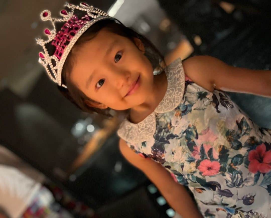 都倉賢さんのインスタグラム写真 - (都倉賢Instagram)「誕生日おめでとう🎉🎈🎂 （※娘が誕生日っぽい写真になっておりますが妻の誕生日です。笑）  出会ってからこれまでどんな時でも僕の立場に立ち僕が毎日全力でプレー出来る環境を整えてくれて有難う。 この環境を整えると言うのは家事や栄養面でのサポートももちろんなのですが、妻は働き方を変えてまで僕の環境を整えてくれました。 付き合い始めたのはフロンターレからザスパに移籍する頃でサッカー選手は移籍が多い（現在までに5回移籍をしてる）との理由で就職活動中に内定を頂いていた会社を断り、僕がどこへ行ってもサポートできるようにとフリーランス（現在は法人化しております）と言う形で働く決断をしてくれました。それからはどこへ移籍してもその場所で僕を支えてくれ、沢山の友達やコミュニティが出来て、僕よりも日々の生活を楽しんでいる姿は本当に心強いです。 娘が生まれてからは、なにをしたらファミリーにとってベストなのかをいつも考え行動してくてることで家族の強い絆が育まれると同時にとたくさんの思い出を積み重ねる事が出来ています。 今年1年も色々な出会いや経験を通してファミリーとして成長していこうね！！！」8月17日 21時24分 - tokuraken