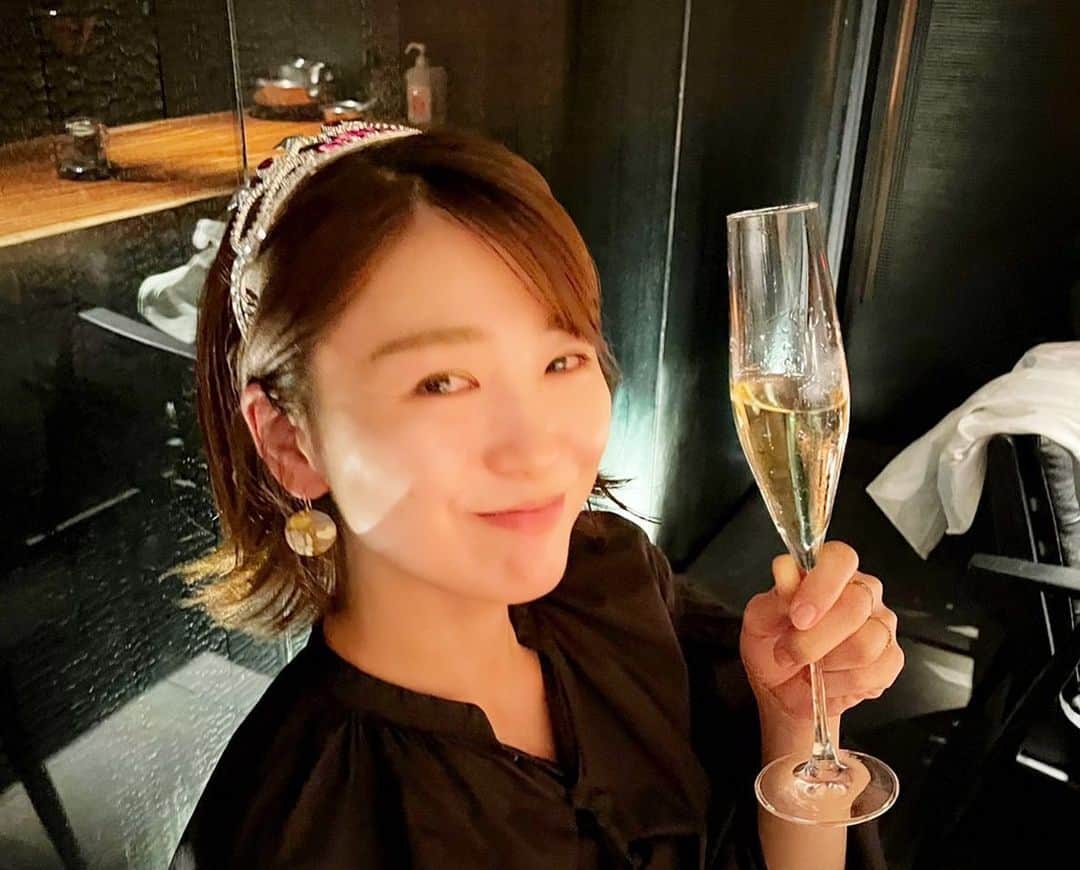 都倉賢さんのインスタグラム写真 - (都倉賢Instagram)「誕生日おめでとう🎉🎈🎂 （※娘が誕生日っぽい写真になっておりますが妻の誕生日です。笑）  出会ってからこれまでどんな時でも僕の立場に立ち僕が毎日全力でプレー出来る環境を整えてくれて有難う。 この環境を整えると言うのは家事や栄養面でのサポートももちろんなのですが、妻は働き方を変えてまで僕の環境を整えてくれました。 付き合い始めたのはフロンターレからザスパに移籍する頃でサッカー選手は移籍が多い（現在までに5回移籍をしてる）との理由で就職活動中に内定を頂いていた会社を断り、僕がどこへ行ってもサポートできるようにとフリーランス（現在は法人化しております）と言う形で働く決断をしてくれました。それからはどこへ移籍してもその場所で僕を支えてくれ、沢山の友達やコミュニティが出来て、僕よりも日々の生活を楽しんでいる姿は本当に心強いです。 娘が生まれてからは、なにをしたらファミリーにとってベストなのかをいつも考え行動してくてることで家族の強い絆が育まれると同時にとたくさんの思い出を積み重ねる事が出来ています。 今年1年も色々な出会いや経験を通してファミリーとして成長していこうね！！！」8月17日 21時24分 - tokuraken
