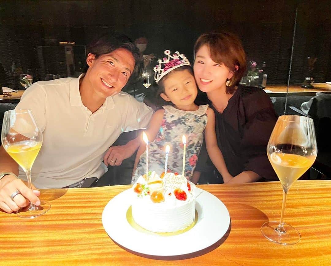 都倉賢さんのインスタグラム写真 - (都倉賢Instagram)「誕生日おめでとう🎉🎈🎂 （※娘が誕生日っぽい写真になっておりますが妻の誕生日です。笑）  出会ってからこれまでどんな時でも僕の立場に立ち僕が毎日全力でプレー出来る環境を整えてくれて有難う。 この環境を整えると言うのは家事や栄養面でのサポートももちろんなのですが、妻は働き方を変えてまで僕の環境を整えてくれました。 付き合い始めたのはフロンターレからザスパに移籍する頃でサッカー選手は移籍が多い（現在までに5回移籍をしてる）との理由で就職活動中に内定を頂いていた会社を断り、僕がどこへ行ってもサポートできるようにとフリーランス（現在は法人化しております）と言う形で働く決断をしてくれました。それからはどこへ移籍してもその場所で僕を支えてくれ、沢山の友達やコミュニティが出来て、僕よりも日々の生活を楽しんでいる姿は本当に心強いです。 娘が生まれてからは、なにをしたらファミリーにとってベストなのかをいつも考え行動してくてることで家族の強い絆が育まれると同時にとたくさんの思い出を積み重ねる事が出来ています。 今年1年も色々な出会いや経験を通してファミリーとして成長していこうね！！！」8月17日 21時24分 - tokuraken