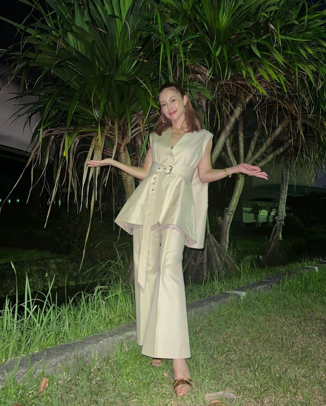 BENIのインスタグラム：「home sweet home!! 沖縄に帰って 近所の海にぽつりと立っていた透明ブースに入って、あの歌を熱唱したよ🌊 #モニタリング 観てね♡♡」