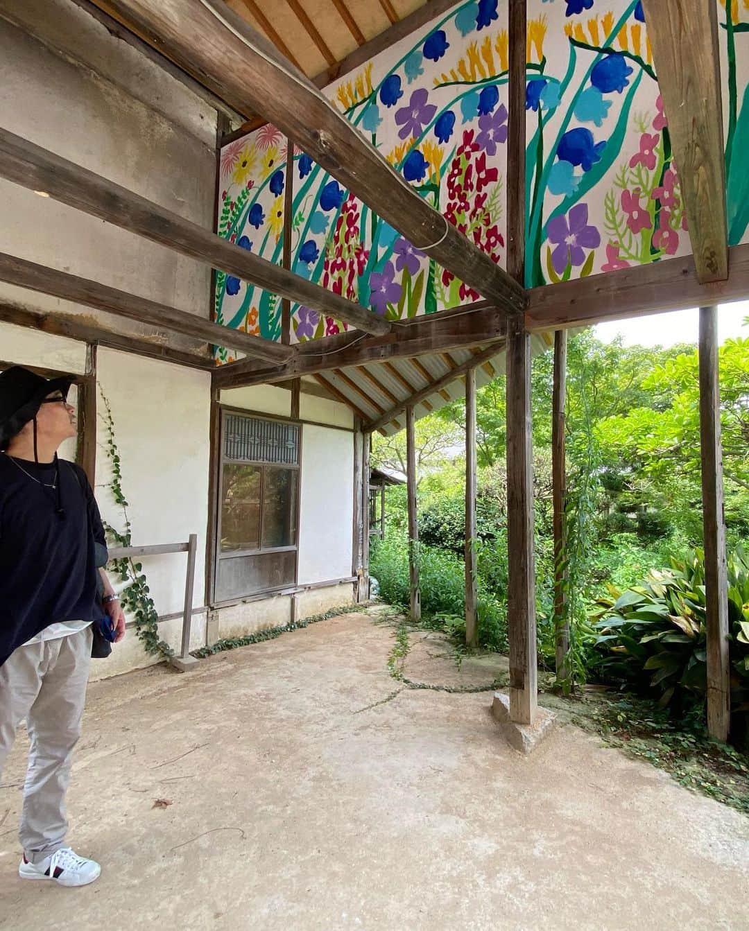 青木良文さんのインスタグラム写真 - (青木良文Instagram)「旅から帰ってきたら、いろいろ流れが変わった！という経験をされた方もいらっしゃるかと思います。 日々の生活の中で運気を上げるラッキーアクションはいくつかありますが、中でも旅行は即効性が期待できる最強の開運行動だそう。 3年ぶりに行動制限のない夏になりましたが、そんな今年、風水では8月7日～9月7日までに自分の吉方位に旅すると、運気アップ6倍のビッグチャンス！ なんと6回も旅した分のパワーチャージができるとされる、見逃せない期間がやってきています。   さらに、8月10日（もう過ぎてしまいましたが），そして8月19、28日、9月6日、この3日のいずれかに出発すると10倍！ 10回も旅した効果が得られるというスペシャルデー。 旅のご利益は4カ月目から得られるとも言われていますので、4カ月後となる、今年の年末年始のハッピーを願って行く、夏の開運旅もいいですね。   より運をキャッチするためのおすすめアクションは、 自分の吉方位を探して、その方位にある １.パワースポットへ行き、 ２.その土地の温泉に入り、 ３.その土地のものを食べる。 これが開運3カ条。   そして、各星の吉方位は以下になります。 一白水星……西、北西、東、南東 二黒土星……西、北西、南 三碧木星……北、南東、南 四緑木星……北、東、南 五黄土星……西、北西、南 六白金星……西、北 七赤金星……北西、北 八白土星……西、北西、南 九紫火星……東、南東   もうひとつ、暑い季節は火の気を持つため、芸術に触れることがラッキーアクション！ アートをテーマにした旅や、旅に出かけられなくてもアートに触れてみるとよさそうです。   3枚目以降の写真は犬島の「家プロジェクト」より。 中でも大宮エリーさん @ellie_omiya のアートに、たくさん元気をいただきました！ ほかにも犬島精練所美術館など、島にあるたくさんのアートに触れることができて、とってもハッピーでラッキーな旅に。  1．2枚目の写真は犬島を訪れた翌日に参拝した、吉備津神社。 今年は特にパワーがあるとされる神社です。   ゆっくり過ごすのもいいですが、テーマのある旅には充実感がありますね。 これからもまだまだ激動感がある流れでもありますから、楽しい旅で、運気を味方に！ 心も身体も運気にもパワーチャージを〜😊  #開運旅 #約9カ月に1度のチャンス　#アートに触れる旅もラッキー　#吉備津神社　#パワフルスポット #犬島 #瀬戸内国際芸術祭  #大宮エリー #フラワーフェアリーダンサーズ #犬島の草花がおっきくなった #触れて座っていいアート #自然と共に生きる #共生 #現代美術 #アート」8月17日 21時33分 - aokiyoshifumi
