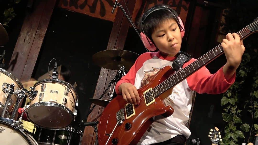 かねあいよよかのインスタグラム：「🔥Rage Against The Machine - Bulls On Parade / Covered with my family (live performance)🔥  Guitar - Shido (9 y/0) @shido_soma  Drums - YOYOKA (12 y/o) Vocal - Rie (my mom) @lie_soma  Bass - Akifumi (my dad) @soulmarkifme   Audio Mixed - Akifumi Soma  @soulmarkifme  Video & Shooting：Kyoto Takutaku stuff   From the concert at Takutaku in Kyoto, Japan on July 18, 2022  @rageagainstthemachine @bradwilk @tommorello   #ratm #rageagainstthemachine #bullsonparade #yoyoka #shido #kaneaiyoyoka #family #familyband  #よよか #かねあいよよか #しどう  — 家族4人でRage Against the Machineを演奏しました！  Guitar - しどう (9歳） Drums - YOYOKA (12歳) Vocal - りえ (母)  Bass - あきふみ (父)  ミックス - 相馬章文  映像、撮影 - 京都磔磔スタッフ  2022年7月18日、京都磔磔でのライブより」