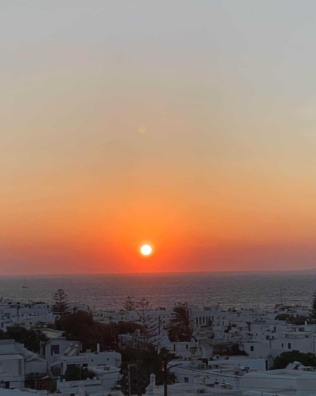 ヤニック・トゥルースデールさんのインスタグラム写真 - (ヤニック・トゥルースデールInstagram)「After two years of not traveling Mykonos you made it worth the wait! Such of fun vacation. Made new friends, drank too much, slept too little and ate fish daily. When in Greece. 😘」8月17日 22時11分 - yanic_truesdale