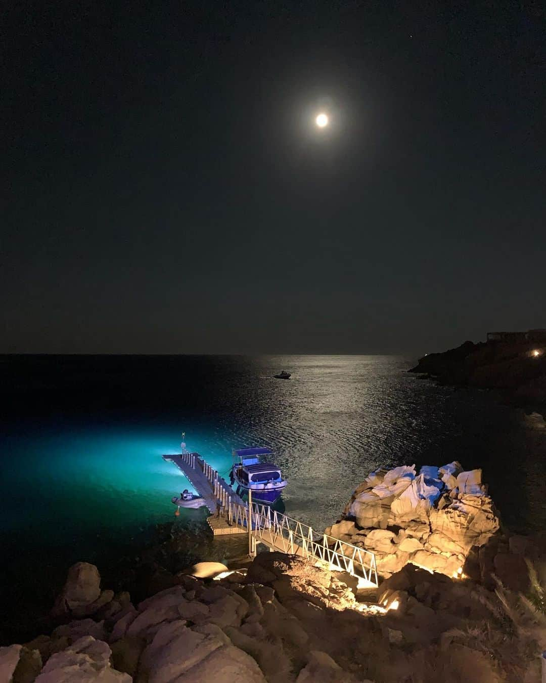 ヤニック・トゥルースデールさんのインスタグラム写真 - (ヤニック・トゥルースデールInstagram)「After two years of not traveling Mykonos you made it worth the wait! Such of fun vacation. Made new friends, drank too much, slept too little and ate fish daily. When in Greece. 😘」8月17日 22時11分 - yanic_truesdale