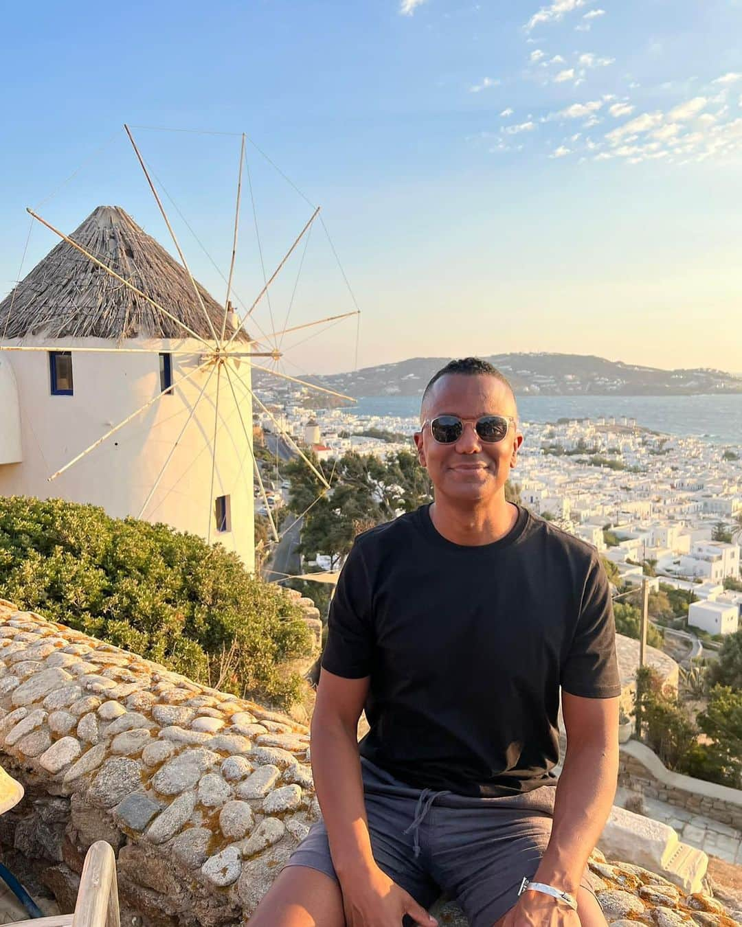 ヤニック・トゥルースデールのインスタグラム：「After two years of not traveling Mykonos you made it worth the wait! Such of fun vacation. Made new friends, drank too much, slept too little and ate fish daily. When in Greece. 😘」