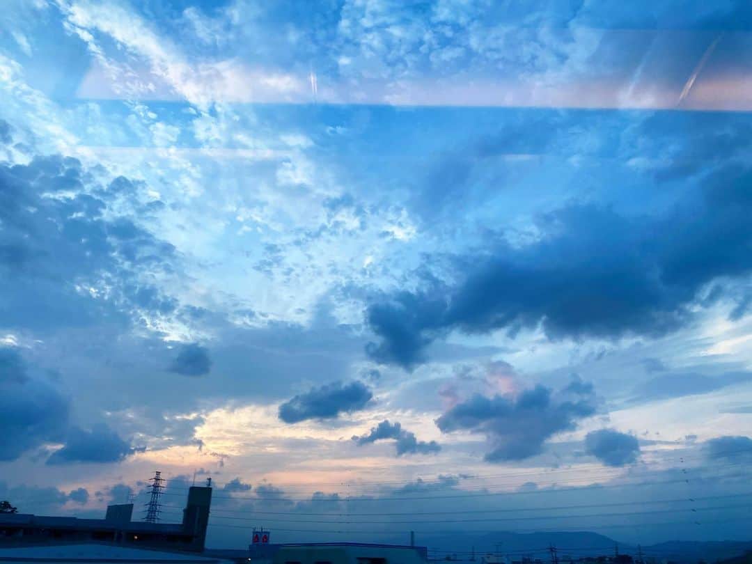 穂川果音さんのインスタグラム写真 - (穂川果音Instagram)「わちゃわちゃしている空☁️  #sky #skyporn #skylovers #いつかの空　#新幹線の中から見た空です😊」8月17日 22時14分 - hokawakanonn