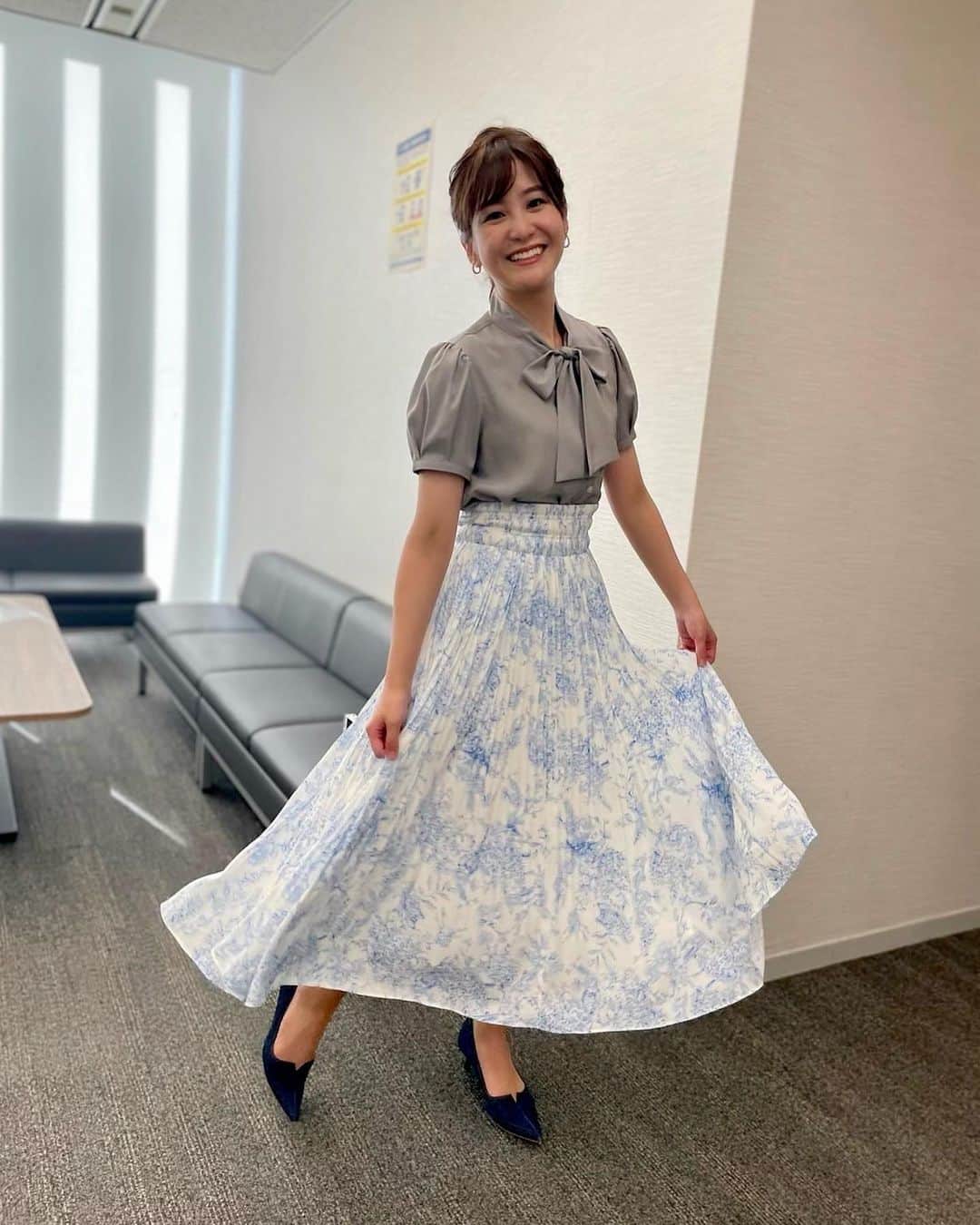のインスタグラム：「. #ワイドスクランブル　衣装 🫧 ブラウス・スカート @cheek.official アクセサリー @ete_official  #衣装#アナウンサー#テレビ朝日#ワイドスクランブル#ブラウス#スカート#ワンピース#アクセサリー#夏コーデ#ootd#fashion#아나운서 #장마#오오티디#코데#데일리룩#패션#코디스타그램」