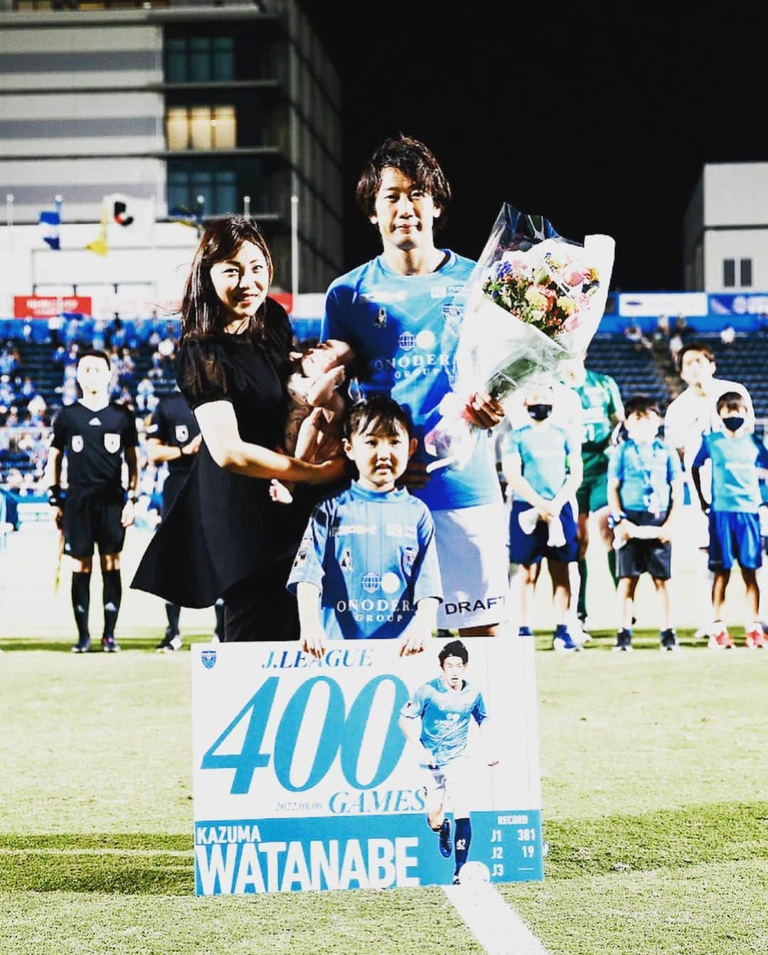 渡邉千真さんのインスタグラム写真 - (渡邉千真Instagram)「. J.league 400 games 2022 08.06 . 家族にとって大切な思い出となりました💐 . これまで所属してきたクラブの監督やコーチやチームメイトやスタッフやサポーターなど関わってきた人達に心から感謝します。ありがとうございます🤝 . #jリーグ400試合出場  #セレモニー  #マイファミリー  #渡邉千真」8月17日 22時37分 - kazumawatanabe_official