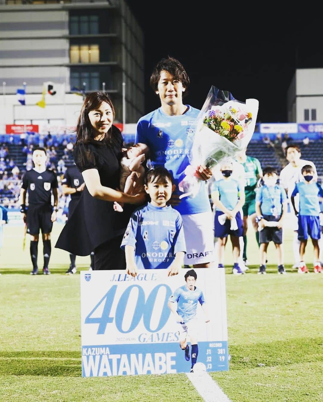 渡邉千真さんのインスタグラム写真 - (渡邉千真Instagram)「. J.league 400 games 2022 08.06 . 家族にとって大切な思い出となりました💐 . これまで所属してきたクラブの監督やコーチやチームメイトやスタッフやサポーターなど関わってきた人達に心から感謝します。ありがとうございます🤝 . #jリーグ400試合出場  #セレモニー  #マイファミリー  #渡邉千真」8月17日 22時37分 - kazumawatanabe_official