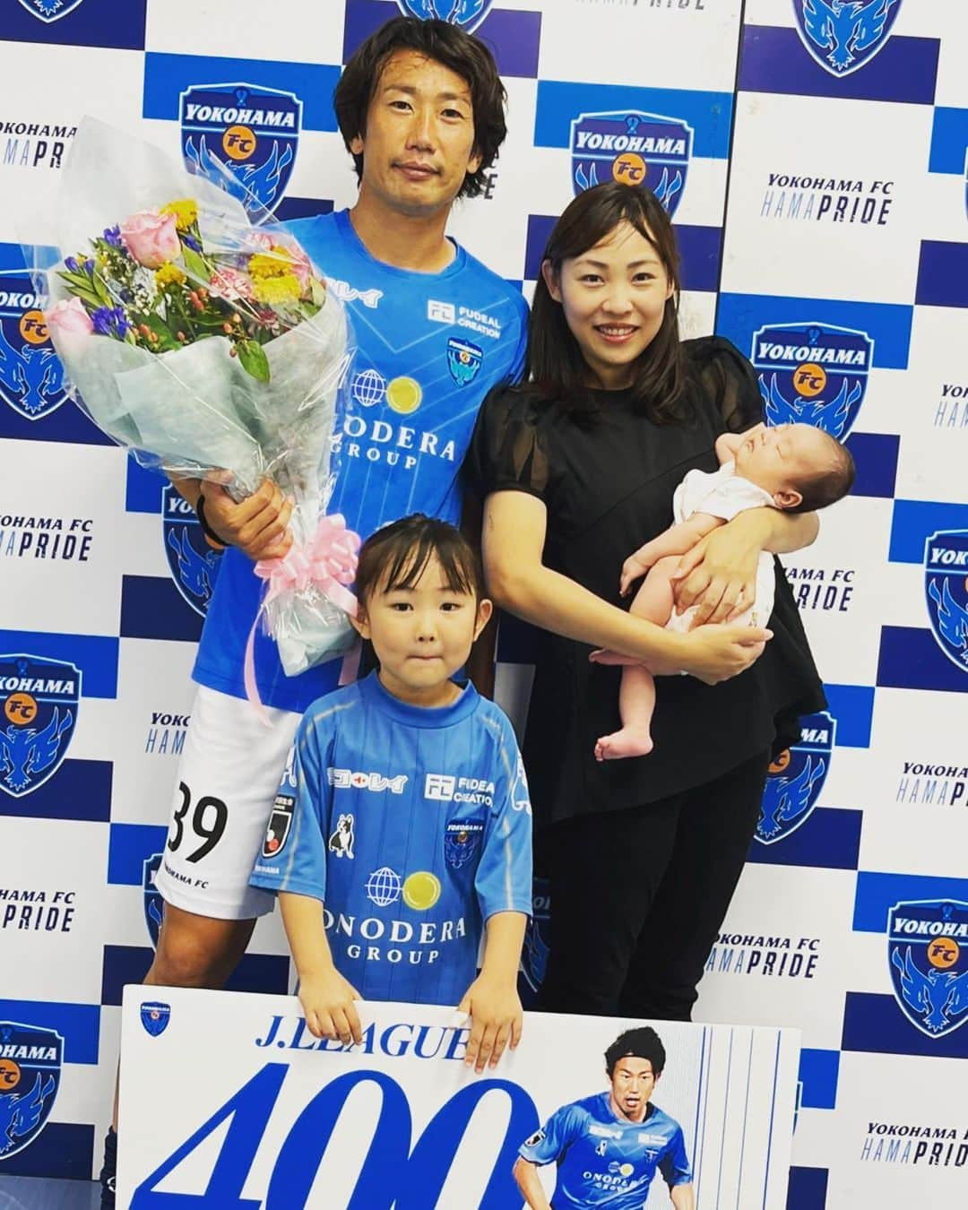 渡邉千真さんのインスタグラム写真 - (渡邉千真Instagram)「. J.league 400 games 2022 08.06 . 家族にとって大切な思い出となりました💐 . これまで所属してきたクラブの監督やコーチやチームメイトやスタッフやサポーターなど関わってきた人達に心から感謝します。ありがとうございます🤝 . #jリーグ400試合出場  #セレモニー  #マイファミリー  #渡邉千真」8月17日 22時37分 - kazumawatanabe_official