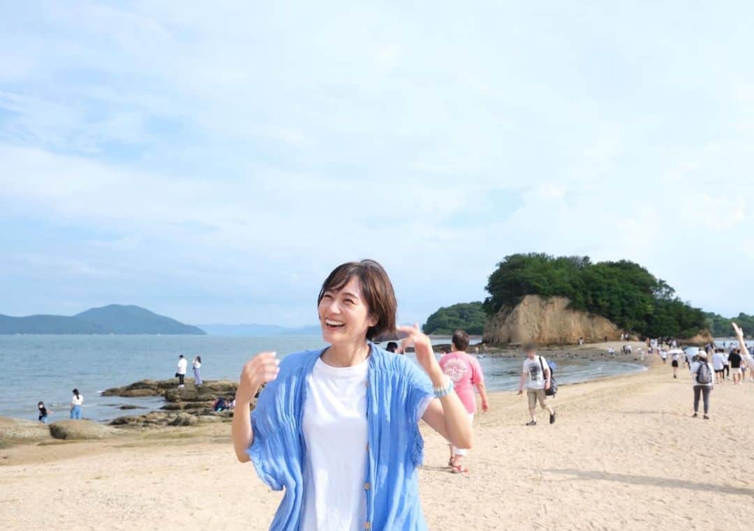 小澤真利奈のインスタグラム：「✨✨✨✨ #小豆島 #エンジェルロード  潮の満ち干きで現れたり消えたりする不思議な砂の道  #Photo #カメラマン #ほりたよしか さん @yoshikahorita  @caminari_inc」