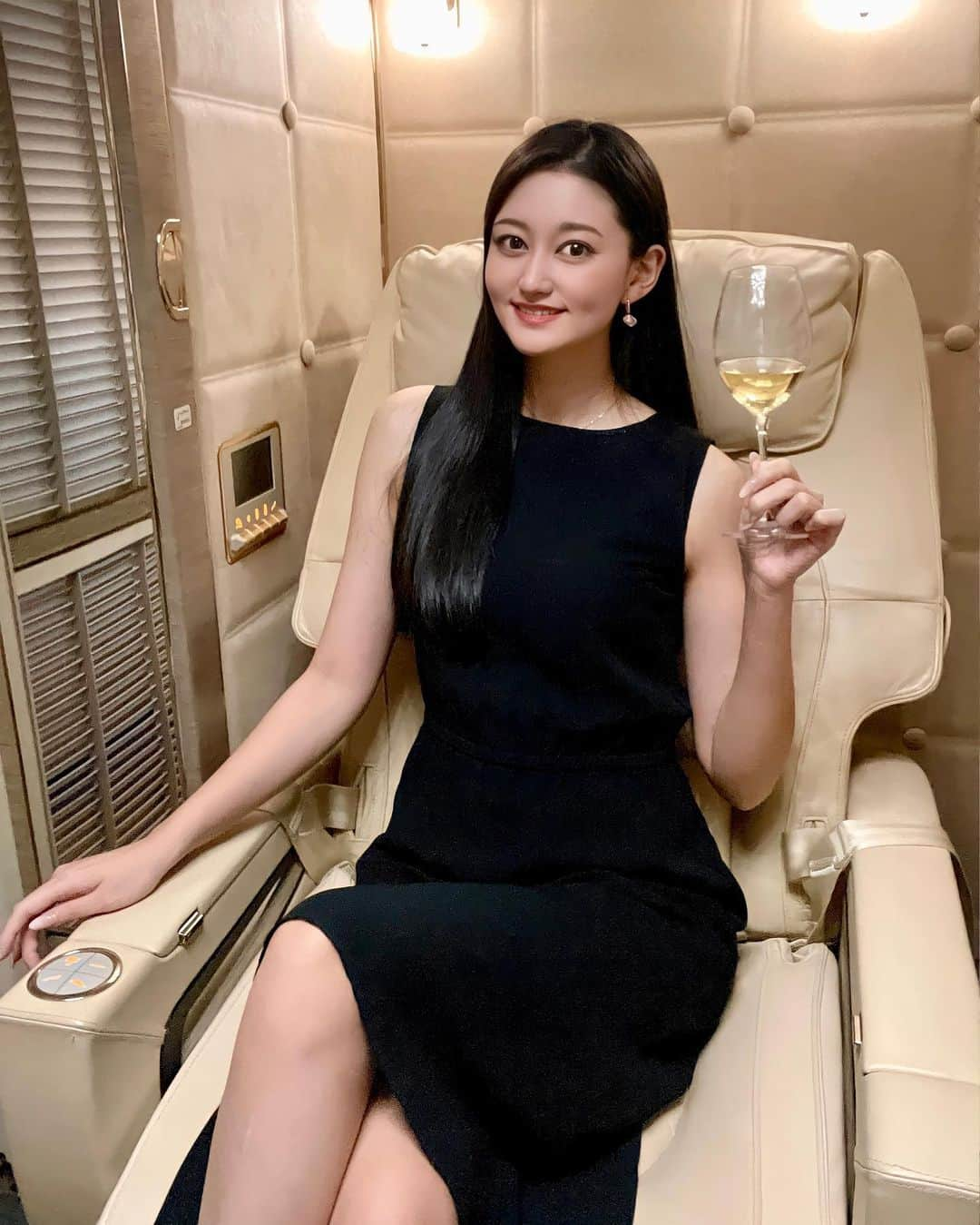 岩波彩華のインスタグラム：「Emiratesのファーストクラスに初搭乗✈️💕 人生で一度は乗ってみたいと思っていたので本当に嬉しい🥰 ドバイ〜成田便に乗りました！  座席が想像以上に広くて乗った瞬間から感動😆👏🏻 離陸すると扉を閉めることが出来るから完全個室になります！お食事もお酒も美味しすぎて飛行機に乗ってることを忘れるくらい🥹💕11時間のフライトがこんなに快適だったのは初めてでした✨  ウェルカムドリンクがドンペリ2005だったり、アメニティが全部BVLGARIだったり本当に素敵空間😇✨  また乗れますようにー❣️  #dubai #starbuckscoffee #ibnbattutamall #mylook #fashion #model  #japan #tokyo #japanesegirl #follow #撮影 #粉我 #照片 #时装 #漂亮 #我倒 #我的最愛 #攝影 #followme #高身長女子 #팔로미 #뷰티스타그램 #전신샷 #좋아요 #좋아요환영 #Emirates #エミレーツ #ファーストクラス」