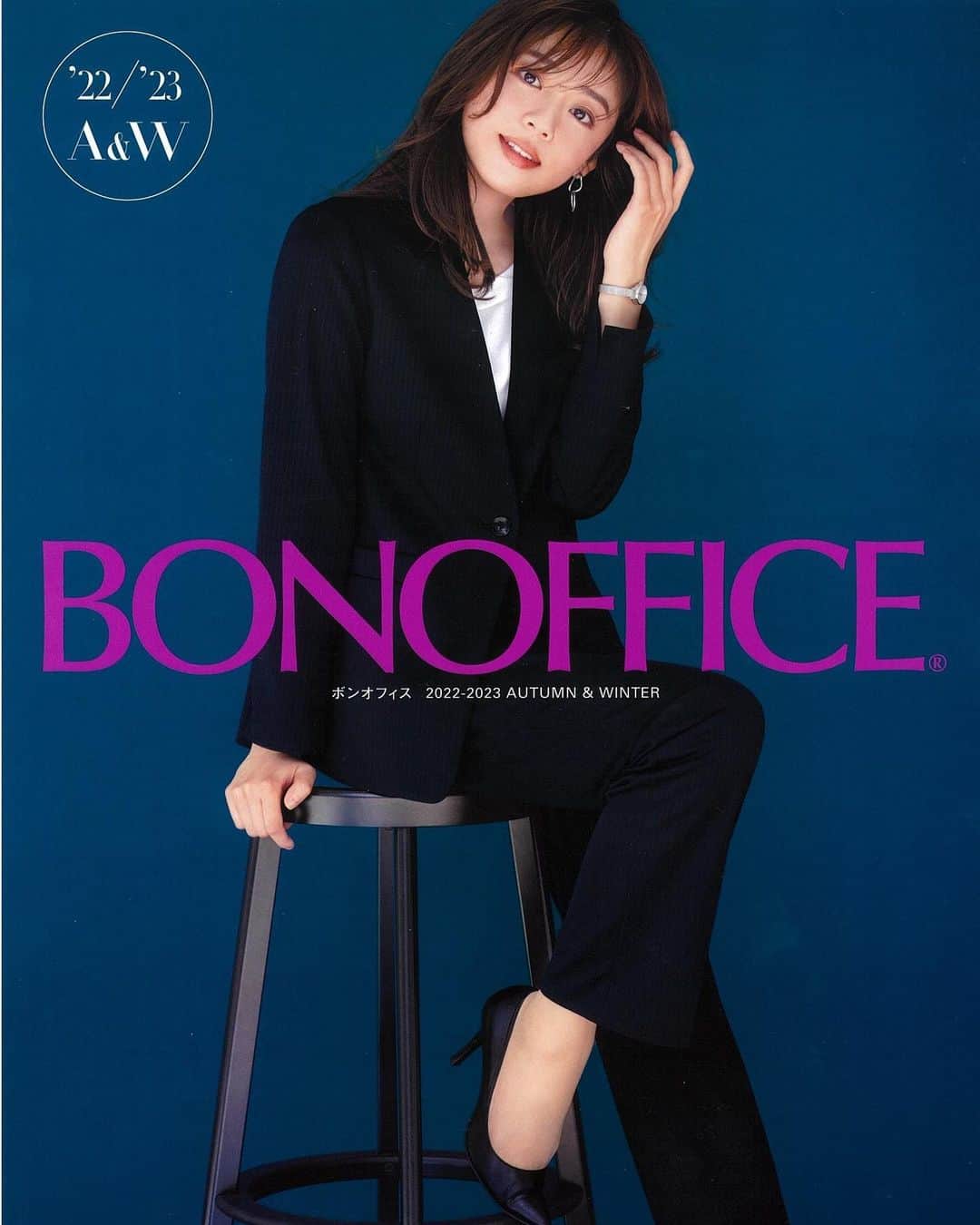 江藤百香さんのインスタグラム写真 - (江藤百香Instagram)「BONOFFICE 2022-23 aw  カタログ表紙、モデルさせてもらいました！👩🏻‍💻 #bonoffice  #ボンオフィス」8月17日 22時39分 - momokaeto