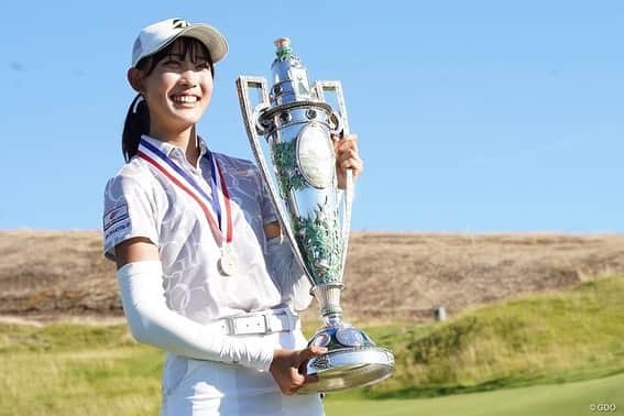 馬場咲希さんのインスタグラム写真 - (馬場咲希Instagram)「[U.S. Women's Amateur Golf Championship]  I am the champion!🏆  On the day of my 17th birthday, it was decided that I would be able to participate in the U.S. Women's Open and Women's Juniors by passing the U.S. Women's Open Japan Preliminaries.  From the day I turned 17, my big adventure in America started.  June The U.S. Women's Open was fought for 4 days. I spent a very exciting 4 days playing with the world's top players.  And with this, an invitation letter from the U.S. Women's Amateur arrived.  July At U.S Girl's Junior, I was able to have a great time talking with the caddies and players of similar age, and the members of the golf course were very kind👩🏻‍🤝‍👨🏼  @gurnb73 @reed.richey @laird_williams @faithjohnsonnn 😘  August On a course with wonderful scenery in the U.S. Women’s Amateur.  By meeting a wonderful caddy. It was like being the main character in a movie. It was a dreamlike experience.  Everybody showed kindness to me as a foreigner. The USGA, which let me play on the biggest stage without any trouble, at the amazing course "Chambers Bay."  Thank you to all the friendly people, the kind volunteers, my caddy Beau, Ms.Terry, Bridgestone Golf, my dad, who met so many people and made this challenge a reality, and everyone who supported me.  Everything was so much fun!  I am very honored to add a Japanese name, 37 years after Michiko Hattori did so, in this great championship.  Every time I participate in a US game, I really feel the fun of the United States.   I love the US🇺🇸 and maybe next year ,I'll be Saki Baba who can speak English!  With this achievement, I have qualified for next year's U.S. Women's Open, Women's British Open, Chevron Championship, Evian Championship, and the Augusta National Women's Amateur. It's like a dream to be able to participate in these overseas majors✨I'm moving step by step towards my dream!!  Thank you very much.  My first kiss was with "The Robert Cox Trophy"😻  #usga #uswomensamateur」8月17日 22時48分 - teba_.425