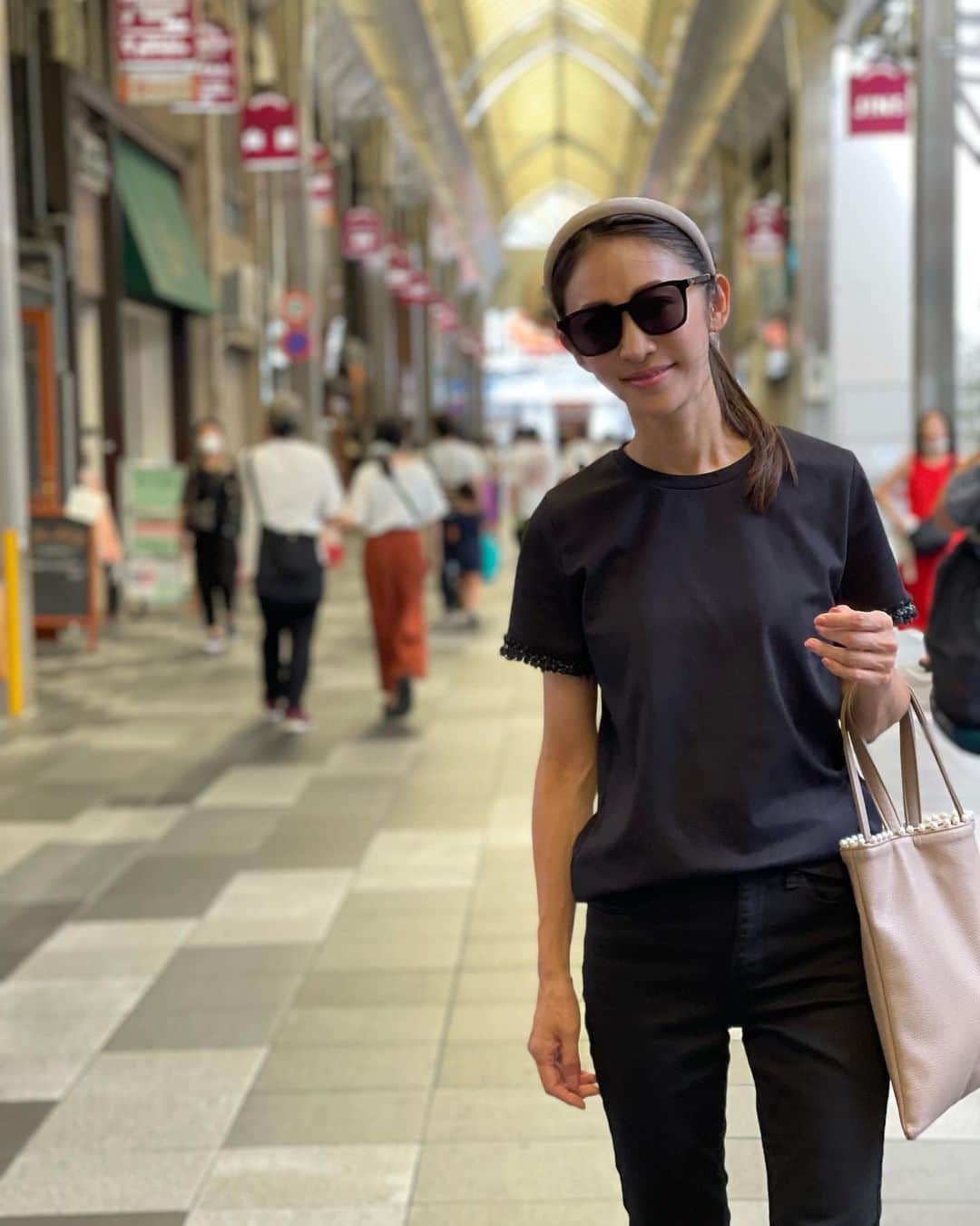 のインスタグラム：「- 寺町商店街！  高校生の頃、なぜあんなに楽しかった場所なのか？笑 昔とはお店も様変わりしたな〜としみじみ😌 小6の姪っ子とお買い物🛍  アニメイトで、すとぷりのアクリルスタンドを見つけて欲しかったやつだ！と興奮してる姪っ子。 私には今一つ価値が分からないけど😅私が12歳位の時に欲しかったものも、同じ感じだったんだろな😆 ブラブラ歩いてお買い物しながら散歩して、、、暑すぎて退散💨  #京都#寺町商店街」
