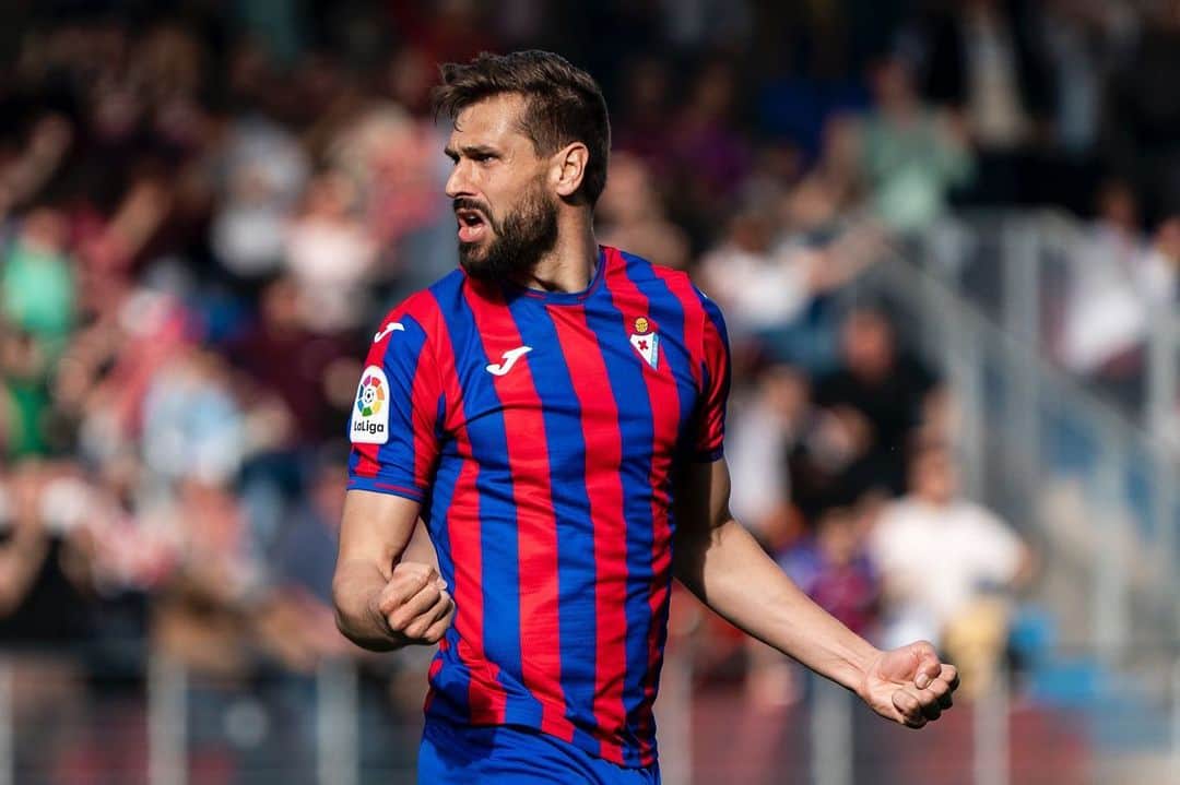 のインスタグラム：「Desde el primer momento en que vestí la camiseta del Eibar me he sentido como uno más de vosotros. Ha sido para mí una temporada cargada de buenos momentos y de encuentros con personas maravillosas. Igualmente me he sentido muy querido por la afición del Eibar y por eso no quería dejar pasar la ocasión y agradecer de corazón a todos los que nos animasteis partido a partido en Ipurua y desde vuestras casas. Gracias a mis compañeros, cuerpo técnico y a todos los trabajadores que formáis parte de este Gran Equipo. Todos mis mejores deseos para esta temporada. #BetiArmaginak #EskerrikAsko @sdeibar」