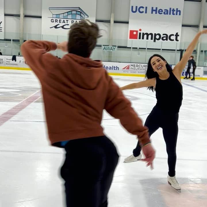 ミシェル・クワンのインスタグラム：「If I want to see my sister I’ve got to stop by the ice rink. And of course, she makes me lace up my skates. It’s always fun having an impromptu choreography session ⭐️  🎶: @wildriversmusic “Thinking ‘Bout Love”」