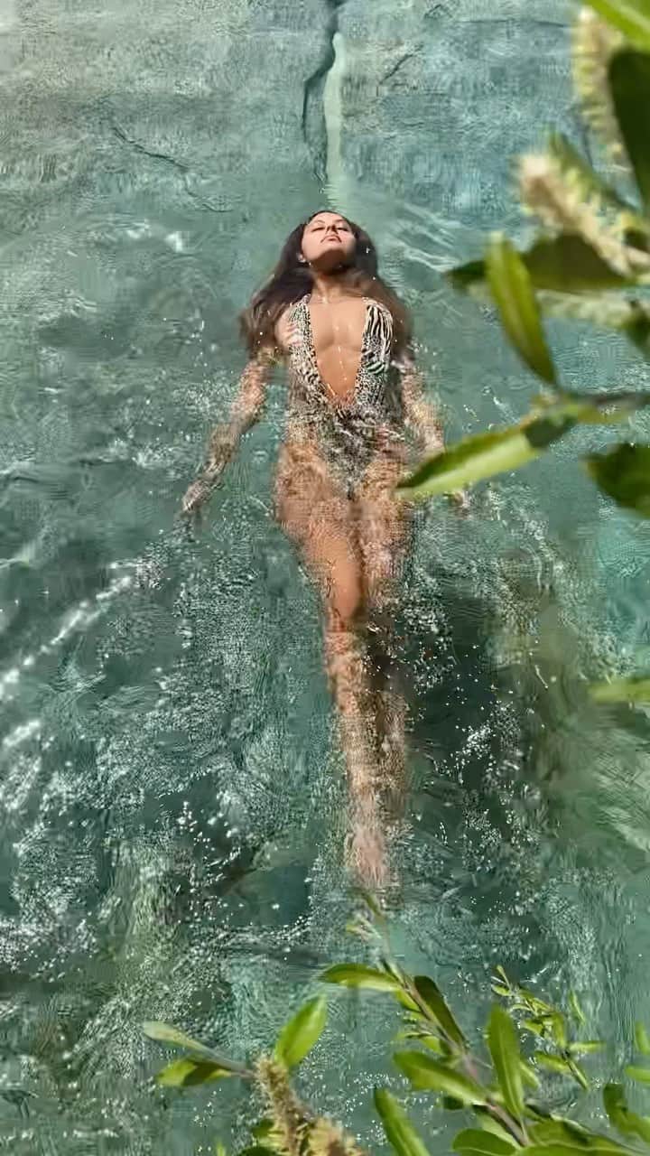 ザヒア・ドゥハールのインスタグラム：「💦🌿  #summervibes #naturelover #swimming #peaceofmind」