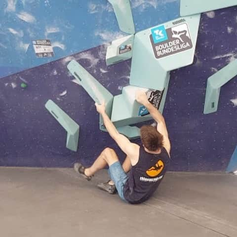 ヤン・ホイヤーのインスタグラム：「I had a fun session on the new Bundesliga boulders @boulderplanet_koeln . But @krombacher made this Boulder a little tricky 😂 Luckily I drank it beforehand and didn’t sacrifice a 🍺 for this post 😅 #nullkommanull  #sportmachtdurst  #erfolgsdurst  🎥 @kathi_bntg」