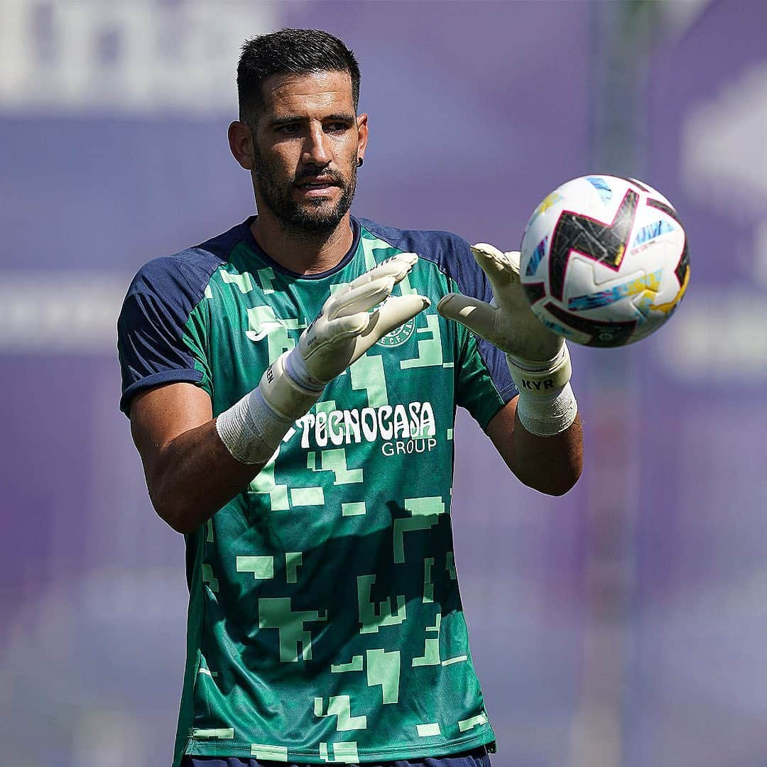 キコ・カシージャのインスタグラム：「🔋𝗜𝗟𝗟𝗨𝗦𝗜𝗢𝗡 𝗔𝗡𝗗 𝗣𝗔𝗦𝗦𝗜𝗢𝗡 🧤  @kikocasilla y sus TwoFive listos para otra temporada en #laligasantander!!  Proud to join you for another season!   #TwoFiveSquad #portero #getafe #madrid #arquero #guardameta #golero #gk #gkgloves #goalkeeper #guardameta #gardien #portiere #cancerbero #futbol #football」