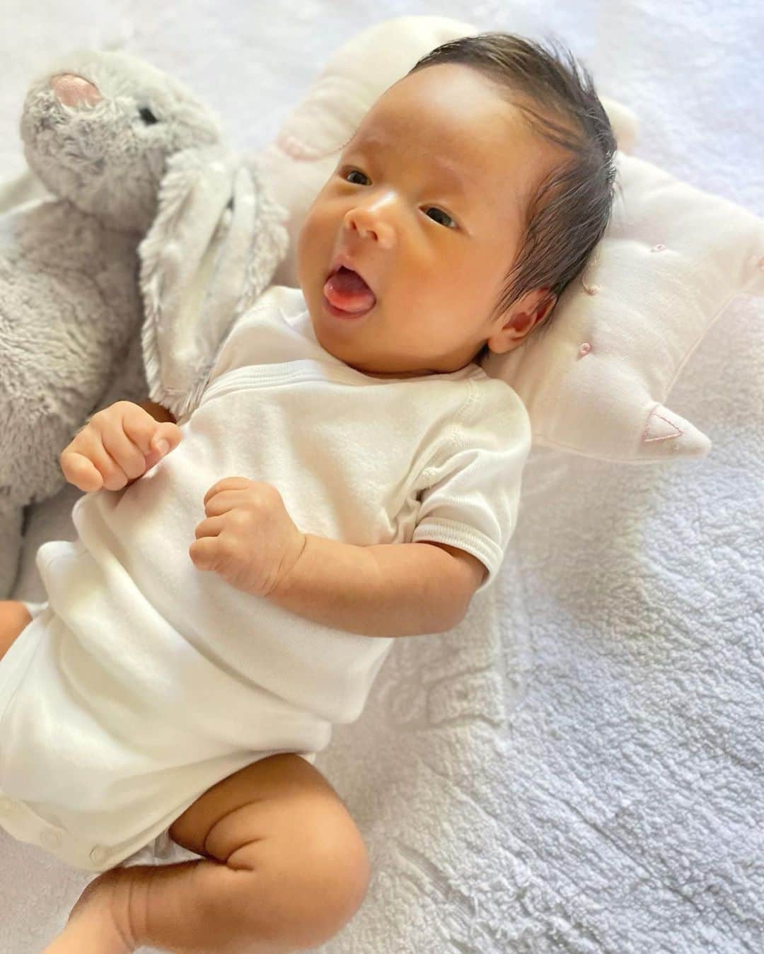 Mai Wakimizuのインスタグラム：「日々お顔がはっきりして来て、あくびしたらこんな顔なんだ、泣いたらこんな顔なんだ、と冷静にリサーチする毎日♡どんな表情も可愛い可愛いと家族で褒めまくり♡(親バカと兄バカ。笑)最後の写真、ポーズを取ってるみたいでお気に入りの一枚＼(^o^)／新生児期間も残り1週間。四六時中見とこ♡笑 #新生児#生後24日#女の子ベビー」