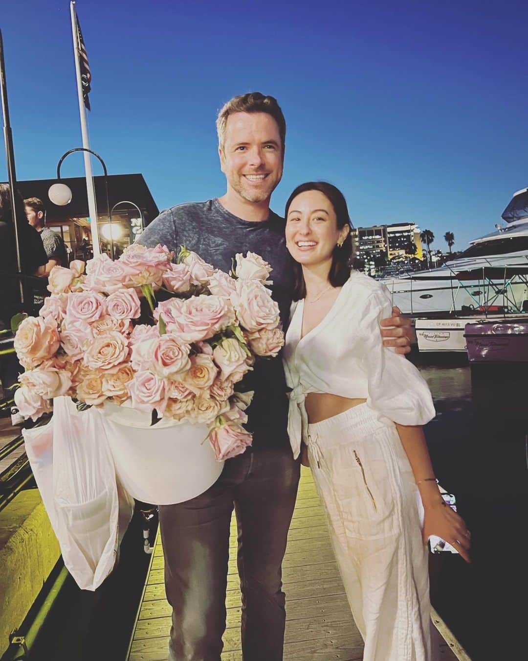オードリー亜谷香のインスタグラム：「Look for someone who will give you the two B’s. @bearflagfishco in hand and a bucket of flowers🌸 😂  📸: @rie_abe」