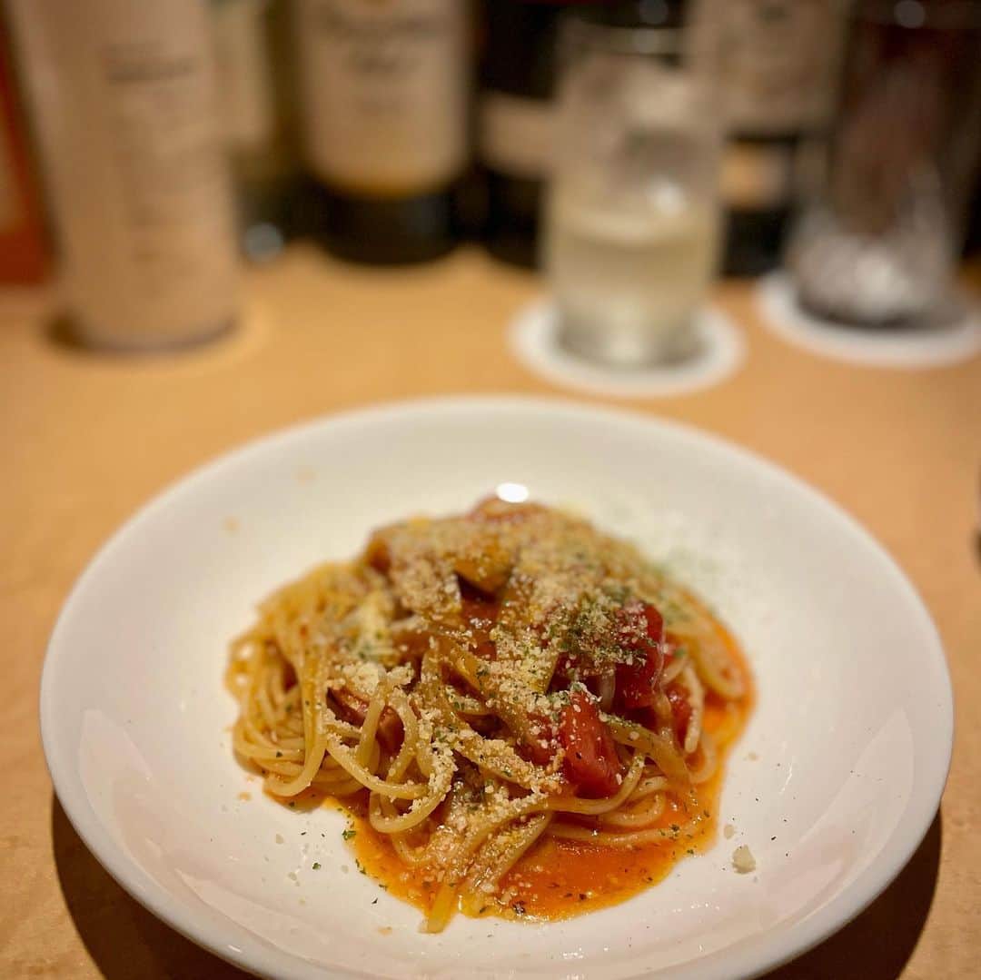 会津くみこのインスタグラム：「今日は、二子玉川にある@bar masters Nikotama  スタッフこだわりのパスタが美味しい〜です🥰 写真は「横浜ナポリタン広島風」 広島風って？🤔と思いながら食べて納得！隠し味がオタフクソースやぁ〜😂 食べる事に夢中になり過ぎて、カクテルの写真撮り忘れるっていう失態💦（barなのに…） 次回は、ちゃんと撮ろ！  #二子玉川バー #barmasters二子玉川 #世田谷bar  #リターナー」
