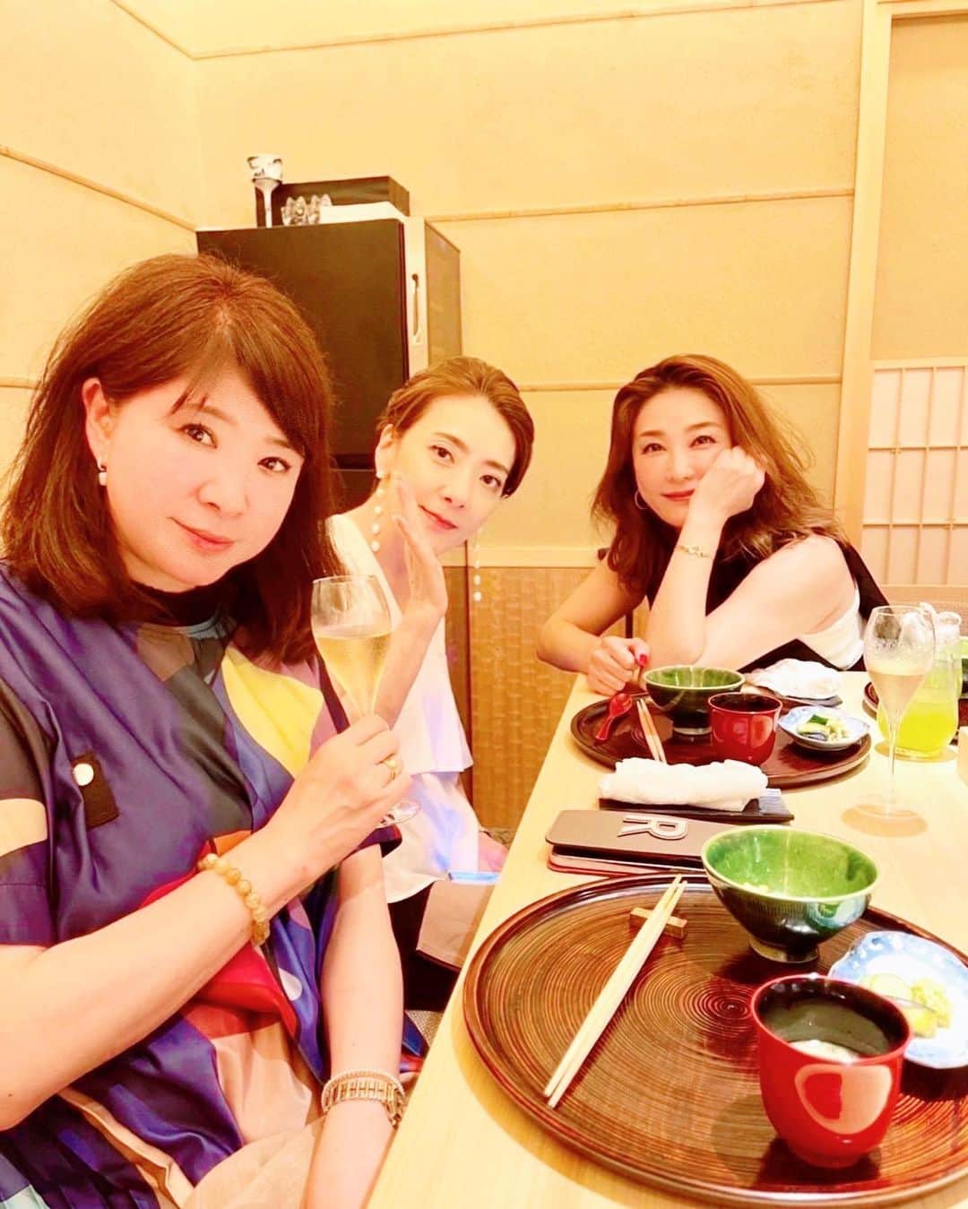 西川史子のインスタグラム：「脳出血になってから、今日でちょうど一年がたちました。今日も朝9時からリハビリでした！ この１年、苦しかったです。本当に、辛いことばかりでした。でも、気づいたら一年たってました！ 病気になって知ったこと、分かったことも沢山あります。 穏やかに、健やかに楽しく生きていきたいと思います。私に寄り添ってくれて、励ましてくださった多くの皆様、感謝しています。 #リハビリ #感謝」