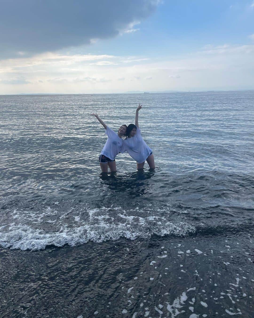 石原希望のインスタグラム：「#カミマイのロケでの一枚 なちゃんと今年初の海でした！ おたのしみにっ #石原希望#加美杏奈」