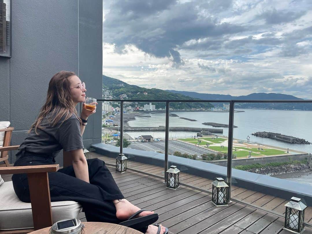 のインスタグラム：「いつかのビール飲み放題の 天国に 泊まった時のやつ🍺🍺🍺  今日は撮影や〜 ほんで雨や〜笑  初めての方達との 現場。 わくわく  #界アンジン  #静岡 #伊東 #🍺」