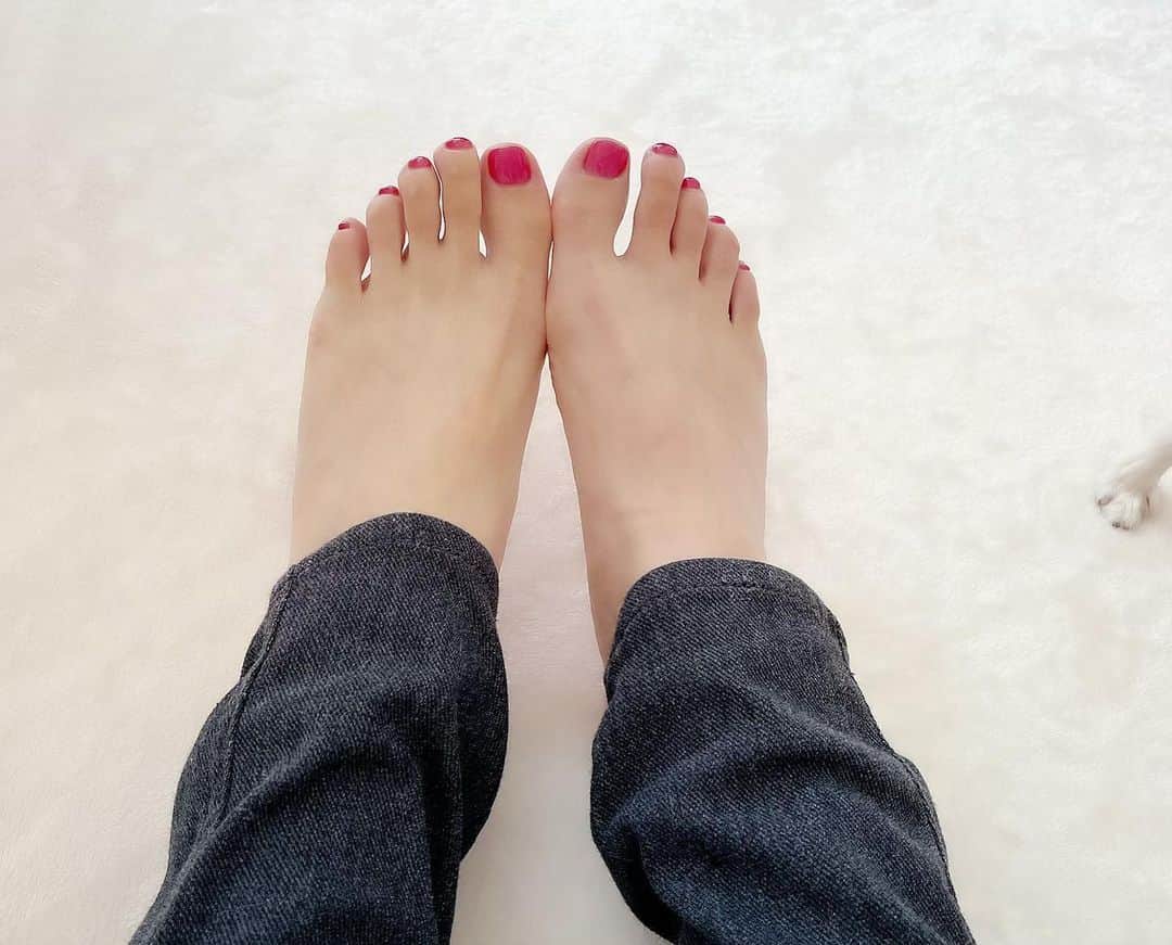 皆藤愛子さんのインスタグラム写真 - (皆藤愛子Instagram)「❤︎ サンダル焼け。 #誰かの足が見切れているよ🐾」8月18日 10時27分 - aiko_kaito_official