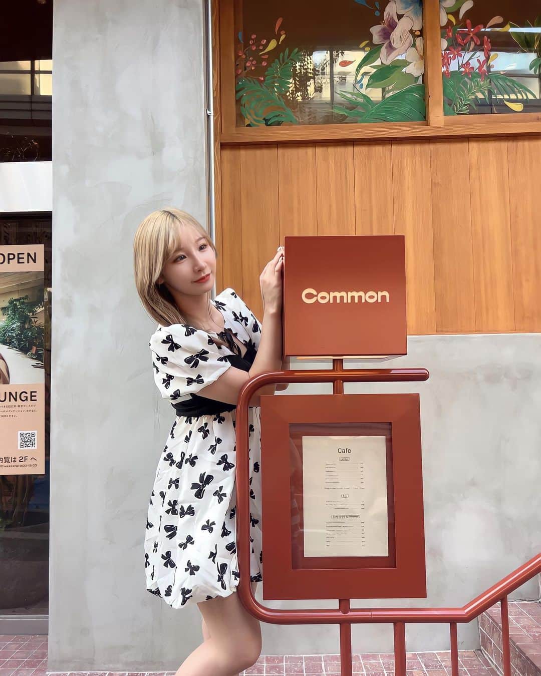 Niaのインスタグラム：「我比較高因為穿高跟鞋 哈哈  ちょっと背くらべ勝った！♡ （ヒールで盛ってることはナイショ⚪︎  #咖啡廳 #咖啡店 #攝影 #人像攝影 #網紅 #東京カフェ #カフェ #六本木カフェ #カフェ巡り #ポートレート #被写体 #韓国メイク」