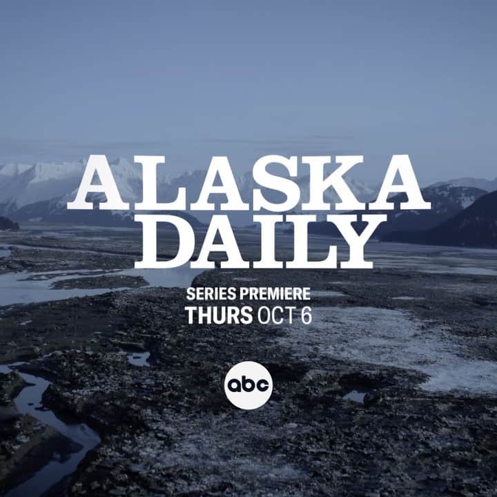 ジェフ・ペリーのインスタグラム：「So excited to share this deeper look into #AlaskaDaily, working alongside the most incredible team including my co-star @hilaryswank and Oscar®-winning writer Tom McCarthy! Catch the series premiere October 6 on @abcnetwork  @alaskadailyabc 😍👏」