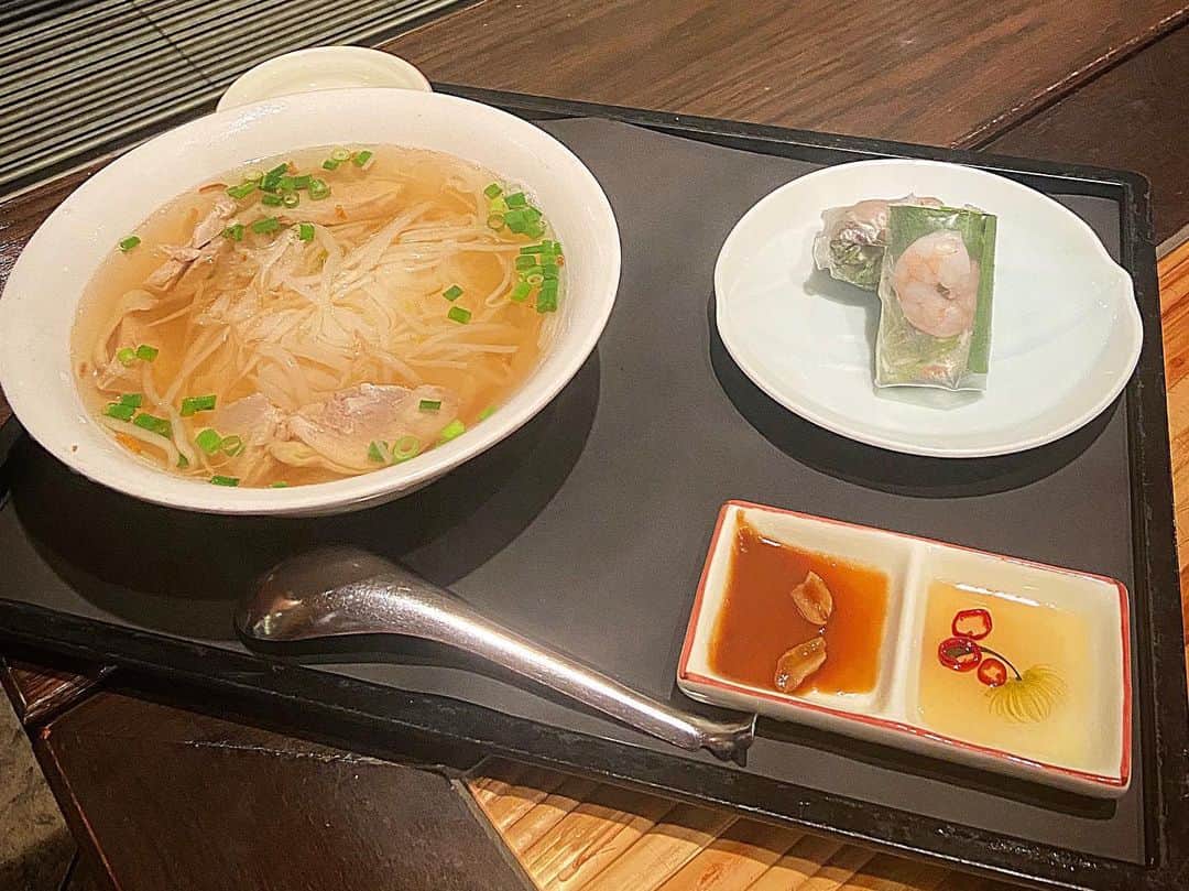 ベトナムフロッグ汐留のインスタグラム：「おはようございます！ 東京 汐留のベトナム料理専門店 ベトナムフロッグです🐸 本日も元気に営業しております✨  鶏肉のフォーと野菜たっぷりのゴイクンのセットは ヘルシーで女性にも大人気です🌟  お近くにお越しの方は是非お立ち寄りください😊  📍 東京都港区東新橋 1-5-2 汐留シティセンター B1F  🚃アクセス  JR新橋駅汐留口より徒歩3分 地下鉄新橋駅2番出口より徒歩3分 地下鉄汐留駅より徒歩1分 ☎050-7300-2964  #ベトナムフロッグ #ベトナムフロッグ汐留店  #東京 #汐留 #新橋 #ベトナム料理 #アジアン料理 #パクチー #アジアン #フォー #ゴイクン #🇻🇳 #東京ランチ #汐留ランチ #新橋ランチ #お弁当 #vietnam #vietnamesefood #asian #asianfood #food #foodie #foodporn #vietnam🇻🇳」