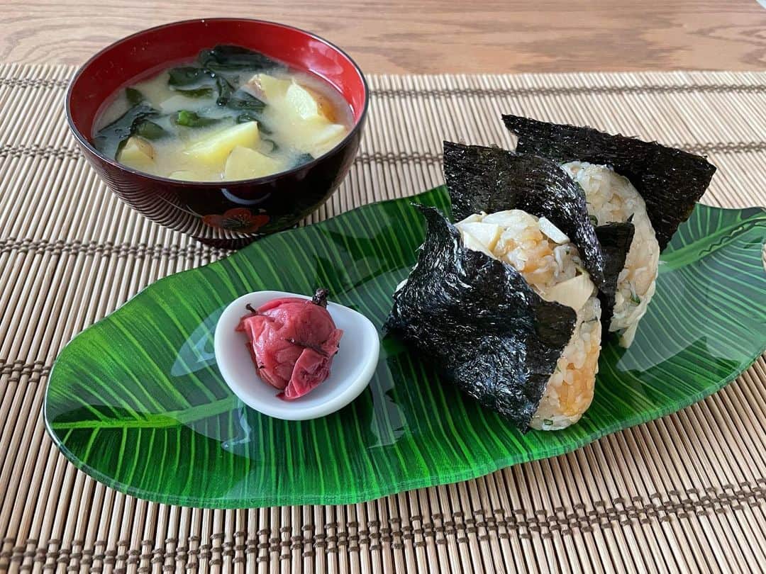 薄井しお里さんのインスタグラム写真 - (薄井しお里Instagram)「今日も御結び🍙 筍ご飯（醤油と筍でシンプルに。 しらすと茗荷と青葉と生姜をたっぷり入れて、よく混ぜる。 おこげができてておいしかった♡  筍だけでも美味しかったんだけど、御結びは色々入れた方がおいしさも栄養もグンとアップするので、私はなんでも入れちゃう😌💭 お婆ちゃんの梅干しと、熱々のじゃがいもとわかめの味噌汁。 じゃがいもはほろほろくらいで、ワカメはトロトロになるくらいほっといた味噌汁が好きです😂💡 お婆ちゃんがよく石油ストーブの上で温めてくれたのだけど、ボロッボロのじゃがいもとデロンデロンのわかめが大好きでね🥹✨ふふふ プリプリのわかめも好きだけど、じゃがいもとわかめの味噌汁は思い出のあじです♡ ・ #🍙　#おむすびレシピ　##おにぎりレシピ　#筍ごはん　#思い出の味噌汁 #おばあちゃん　#👵🏻　#おうちランチ　#御結びブーム　#海苔買わなきゃ」8月18日 12時57分 - shiori.uuu