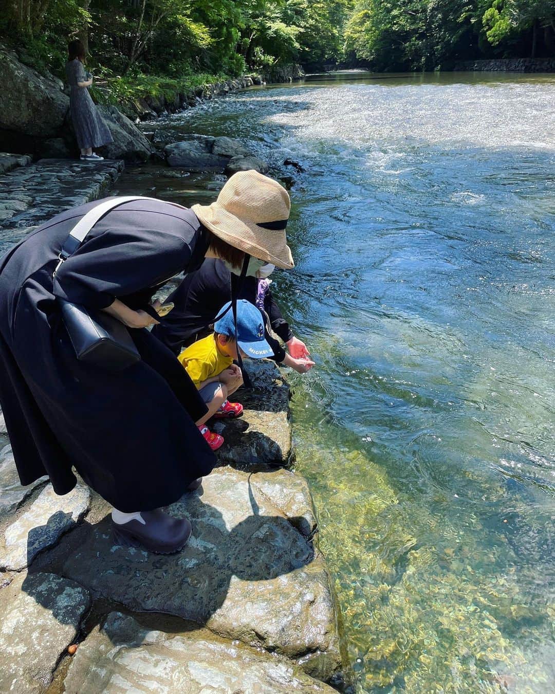 前田敦子のインスタグラム：「. 伊勢旅の思い出2 小魚を見てます。  🌻  #伊勢神宮」