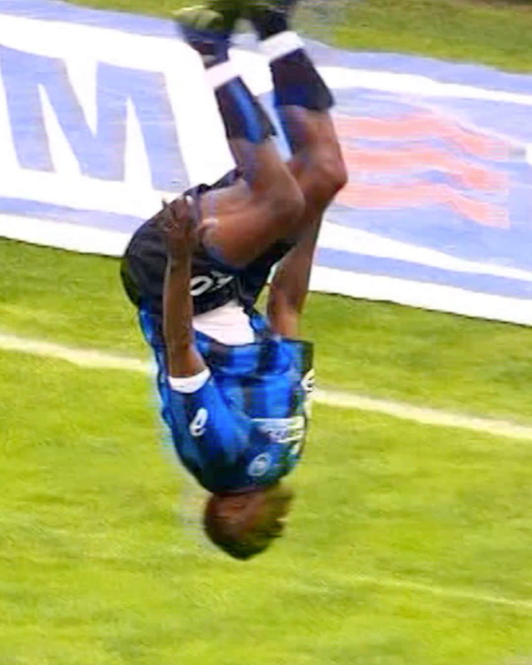 アタランタBCのインスタグラム：「Vi ricordate l'ultimo nigeriano a segnare in Nerazzurro? 🇳🇬  🤸🏿‍♂️ @molalookman, next time same celebration? 🤸🏿‍♂️  #GoAtalantaGo ⚫️🔵 #Atalanta #BergAMO #ForzaAtalanta」