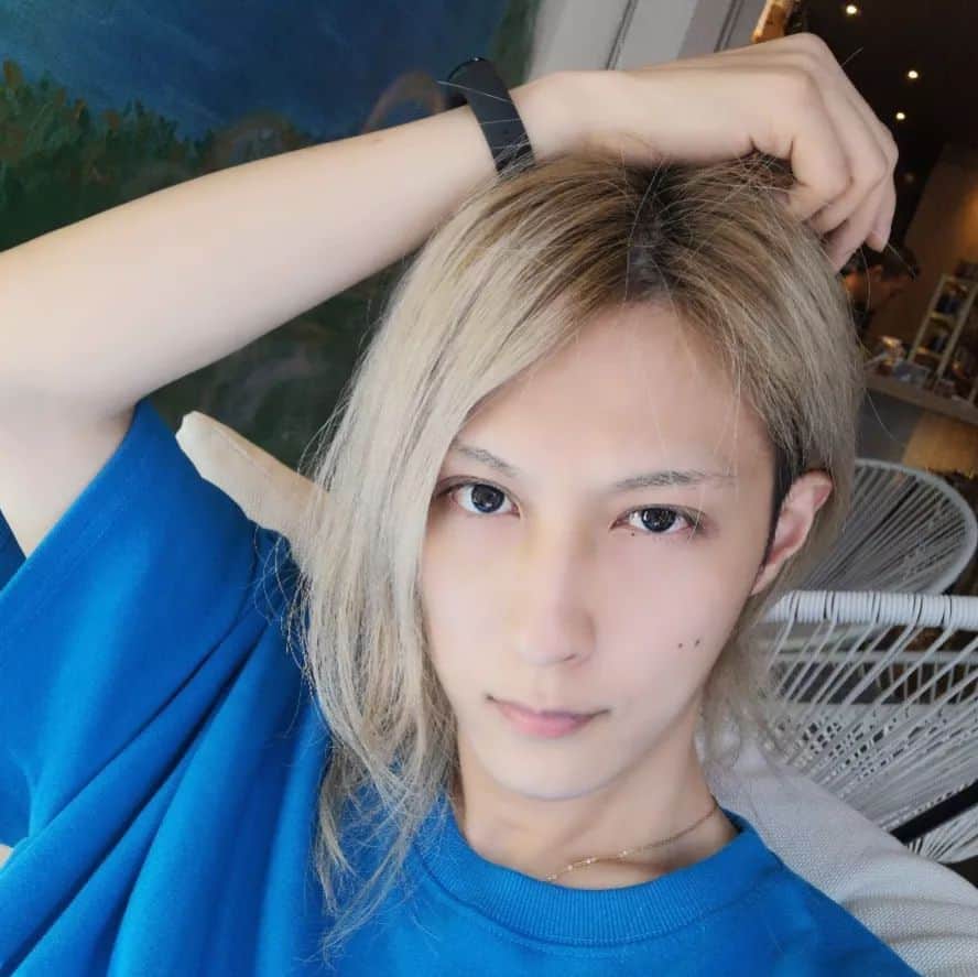 S!N（シン）のインスタグラム：「アホ毛ピョコピョコみピョコピョコ  #顔が良い #blue  #iws#idontwannasell#fashion#fashionstyle#fashionsnap#fashioninspo#fashionblogger#outfit#outfitoftheday#ootd#korean#koreanfashion#hair#hairstyle#韓国ファッション#韓国コーデ#ストリートファッション#style#streetfashion#공스타그램」