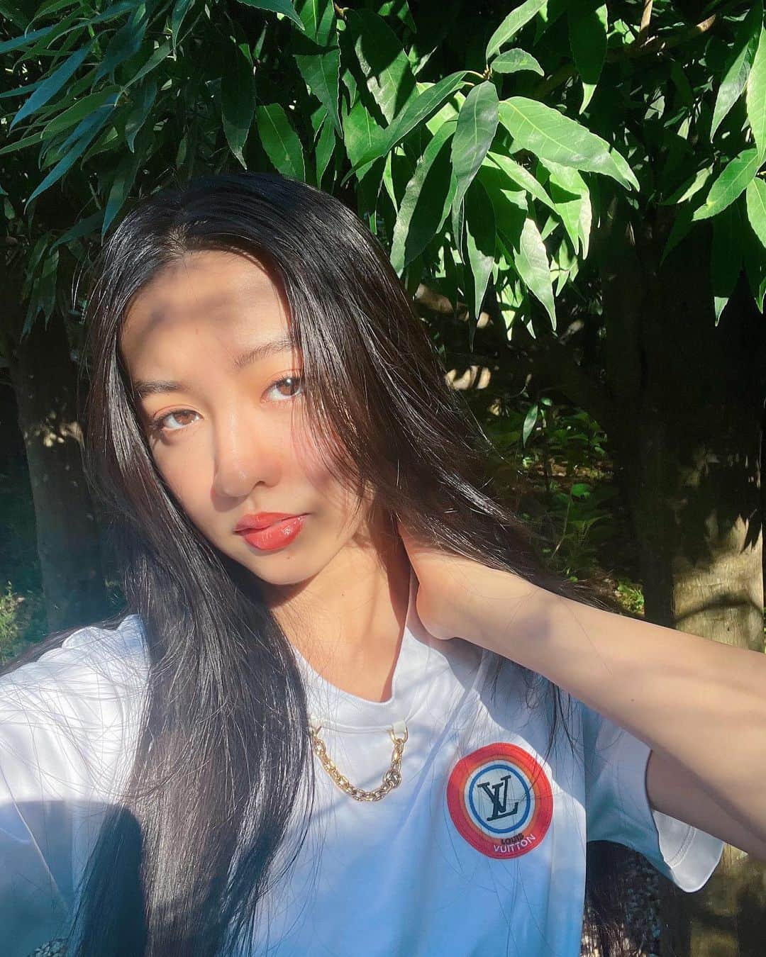 のインスタグラム：「今日はとても気持ちがいい天気ですね☺️  お庭のブルーベリーが💕😳うっすらピンクになってきました！  T shirt @louisvuitton  今日のリップ　@esteelauderjapan の　ピュアカラーイルミネーティングシャインリップスティック　919 ファンタスティカル」