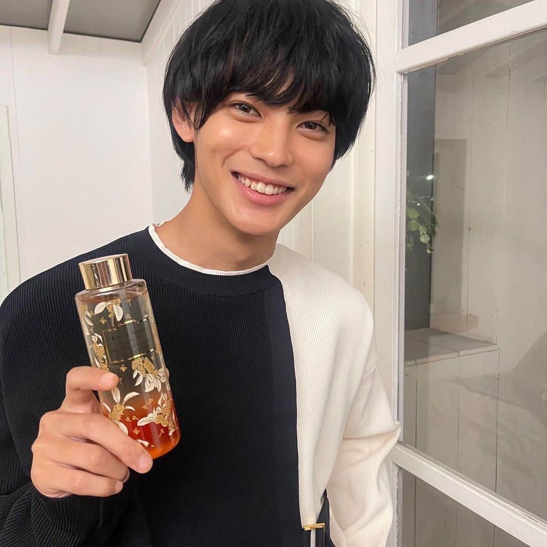 神尾楓珠のインスタグラム：「@vivi_mag_official  フローラノーティスのリールに出演してます！ 中でも人気な「スウィートオスマンサス」 という香りですが、甘すぎず大人っぽくて好きな香りでした。 8/17〜8/23まで@ cosme TOKYOの ポップアップスペースでイベントが開催中らしいので チェックしてみてください！ #floranotis #フローラノーティス #vivi #pr」