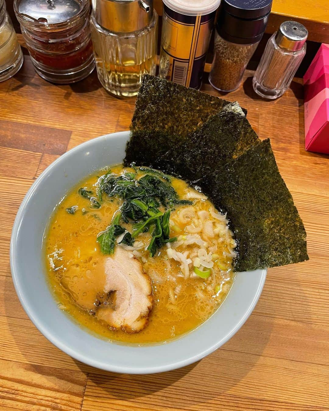 吉田悠希さんのインスタグラム写真 - (吉田悠希Instagram)「. ここ数日はラーメンも沢山食べました！ まずは横浜にある #鶴一家 🍜  味濃いめにしたら 悪魔的な美味しさでした🥹(不健康)」8月18日 17時26分 - yuki__yoshida__914