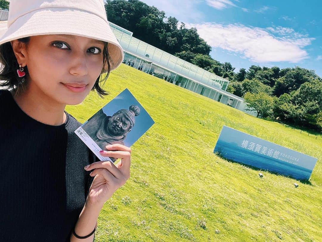 加治まやのインスタグラム：「昨日は２時間ほどかけて神奈川の#横須賀美術館 へ#運慶鎌倉幕府と三浦一族 展のチケットをいただいたので観に行きました！三浦といえば今放送中の大河ドラマ#鎌倉殿の13人 でもお馴染みの家系で楽しみだったの！  電車を乗り継いで乗り継いで、とにかく遠い🥹車だと１時間くらいみたいなので、次行く時は勇気を出して運転してみようかな笑 でもバスを降りた瞬間の海の景色は絶景で来てよかった、となること間違いなし☺️ ここまで観に来るだけあってお客さんの熱量も都心の美術館とは一味違う感じ😳みんな大河見てきてるんだろうなーと1人でニヤニヤしちゃった。  この辺りの不動明王は憤怒というよりもファニーな表情が多いなという印象（5枚目）目の表情が楽しい✨  （自称）三浦の家系が江戸まで続いてたのもビックリ！梵語が縦書きで書いてある、月輪形銘札というのがめちゃくちゃ興味深かった。  所蔵品の展示も好みのものが多く、美術館としての空間も天井が高く光の入り方が素敵で楽しかった☺️  帰りは浦賀で歴史巡りしました〜☺️✨  #美術館 #美術館巡り #歴史　#歴史好き #歴史好きな人と繋がりたい #仏像 #仏像ガール #横須賀 #浦賀 #yokosuka #museum #展覧会 #展覧会巡り」