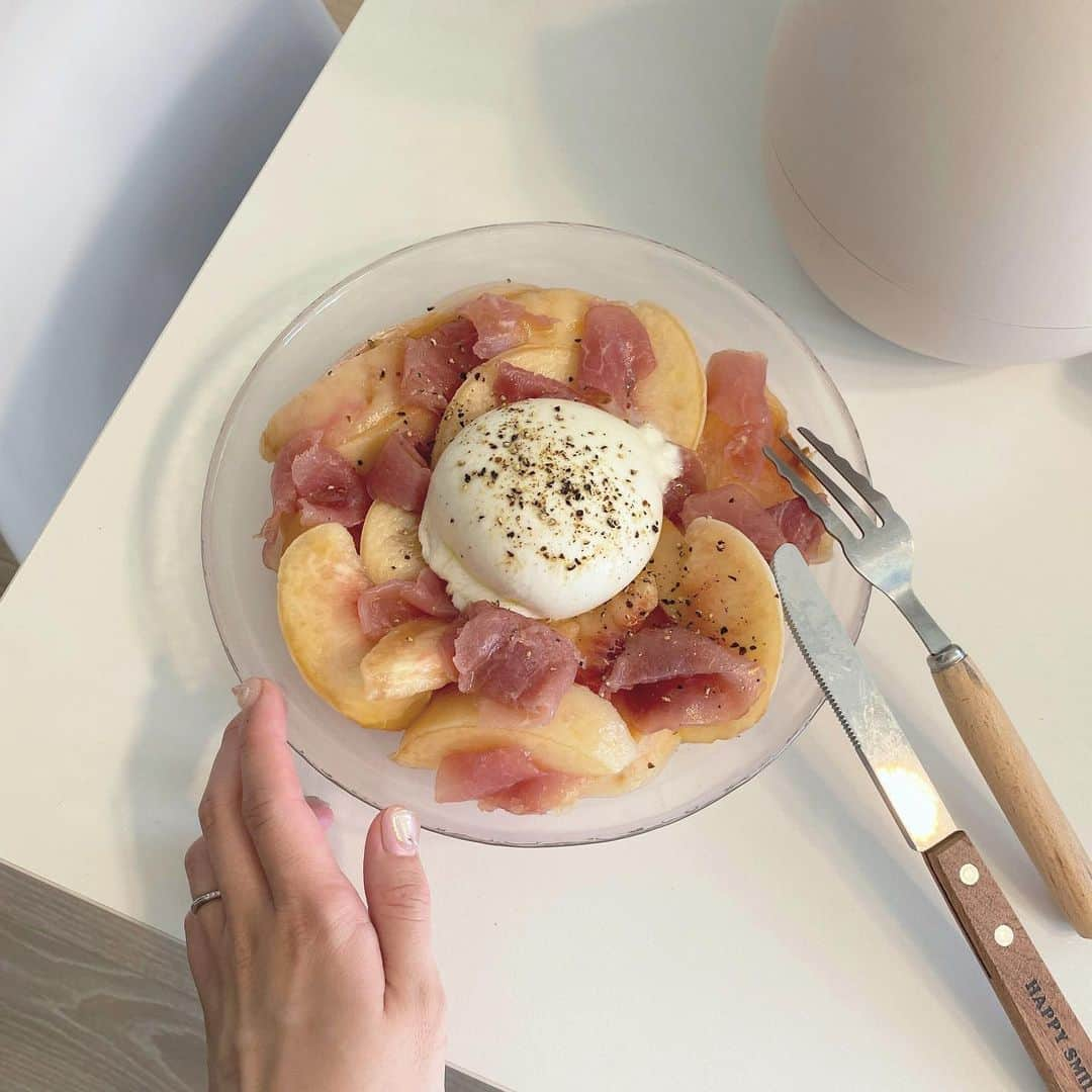 青木菜花さんのインスタグラム写真 - (青木菜花Instagram)「. . ブッラータチーズを食べたいなあって 思っていたところちょうど 桃をもらったので桃と生ハムチーズで 🍑 ⁡ 美味しすぎてペロリ 🤤 ⁡ ネイルもやっと変えにいけて 今回も可愛くて手ずっと眺めちゃう 👀♡ ⁡ 太陽光当たるとキラキラしてさらにカワイイ ☁️ . . #ブッラータチーズ #桃 #桃スイーツ #ブッラータ #おうちカフェ #おうちごはん #かふぇすたぐらむ #カフェスタグラム #なのかふぇ巡り #ネイル #ネイルデザイン #ニュアンスネイル #クリアネイル #夏ネイル #ちゅるちゅるネイル #ぽこぽこネイル #ぷっくりネイル #トレンドネイル #instagood #instalike #l4likes」8月18日 18時20分 - nanoka_0711