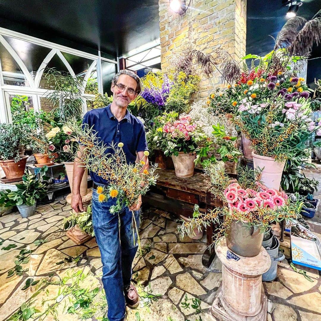原口るりこのインスタグラム：「. . 原口家がいく 【Berlinの街】🌿 . . 1, いつも花のアドバイスをくれる 　花屋の紳士🌼 . 2, 街の文房具屋さんに友達がいた . 3, ガーデンのようなカフェ . 4, 絵文字通りのアイス🍨← . 5, 東京ドーム45個分の公園、  全裸で休む人がいてももう驚かない . 6, ヴィンテージ屋さんは   いたるところにある . 7, 昔のマーケットが今も同じように賑わう . 8, 甘いものは紳士も食べる . 9, 活気のあるところには   美味しいものがある . 10, 昔の公衆トイレでも   今は美味しいものが食べられる  （今はバーガー屋さん🍔） . . #berlin #berlinは面白い . #たまには街中を #いつも森ばかりではない #だいたい森だが。🐕」