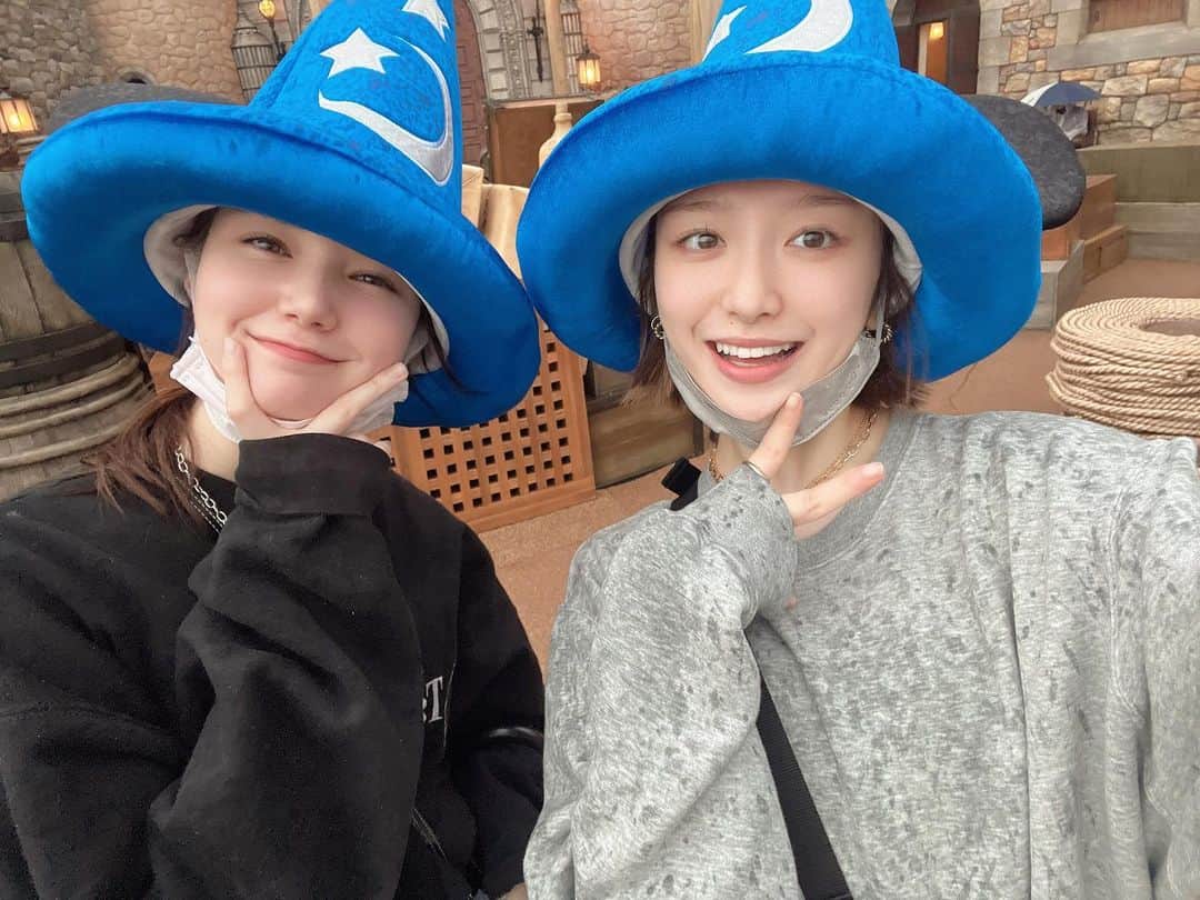 マーシュ彩のインスタグラム：「りんねとディズニー🤩 雨でビッショビショになってしまった。笑 スウェットでよかった。。」