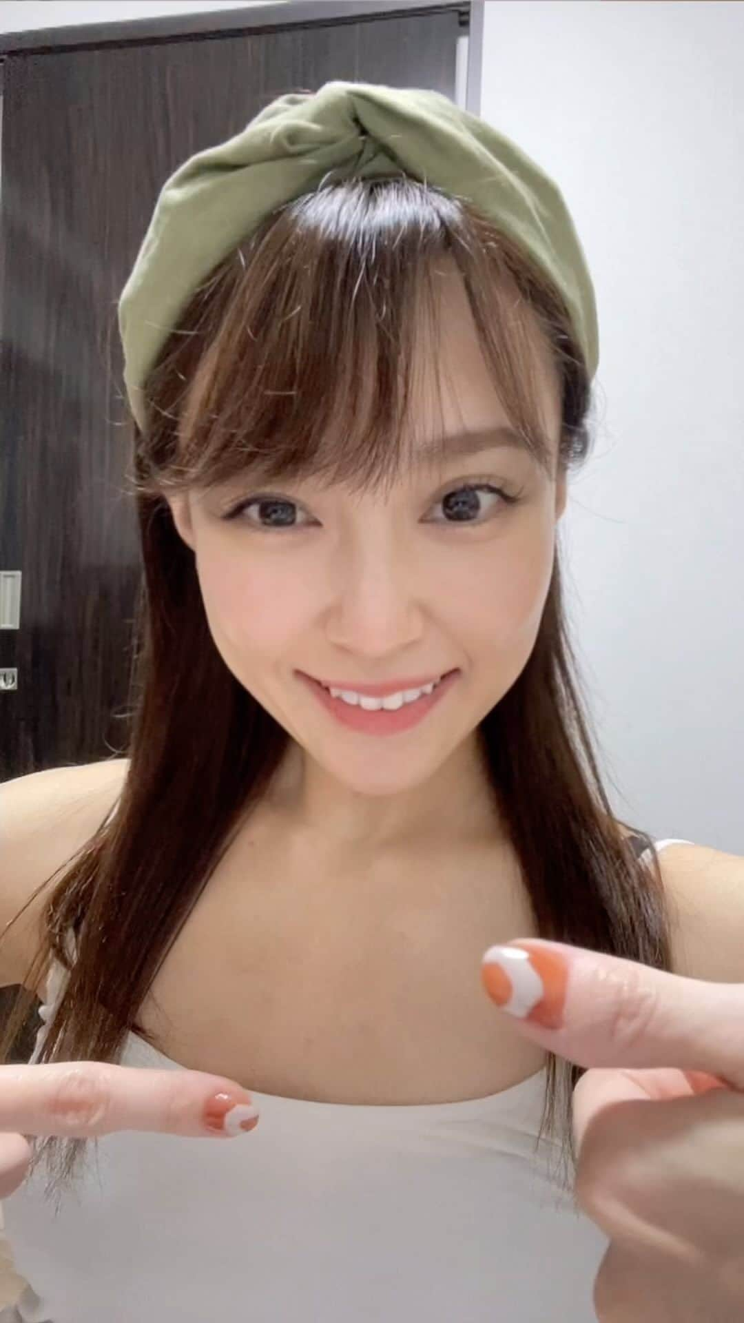 中川祐子のインスタグラム：「NEWサマーネイル✨ . じっと見てたら… . ほら、アレに似てる‼️ . って気づいちゃったから 爪を泳がせてみた(笑) . . ニモ〜🧡 . 最近しばらくネイルしてなかったから 久しぶりのネイルに テンションめちゃ上がってます⤴️💕笑 . #サマーネイル #夏ネイルデザイン  #夏ネイル2022  #ニューネイル #ジェルネイル #ミラーニュアンス #オレンジネイル  #ファインディングニモ #ニモ #ニモに似てる #気付いちゃったよ #ニモにしか見えなくなる  #泳がせたくなって #ニモが泳いでる #そんな感じに #爪で表現 #したつもり #summernails #orangeandwhite #lookslikenemo #findingnemo  #onmynails  #中川祐子 #happylifestyle」